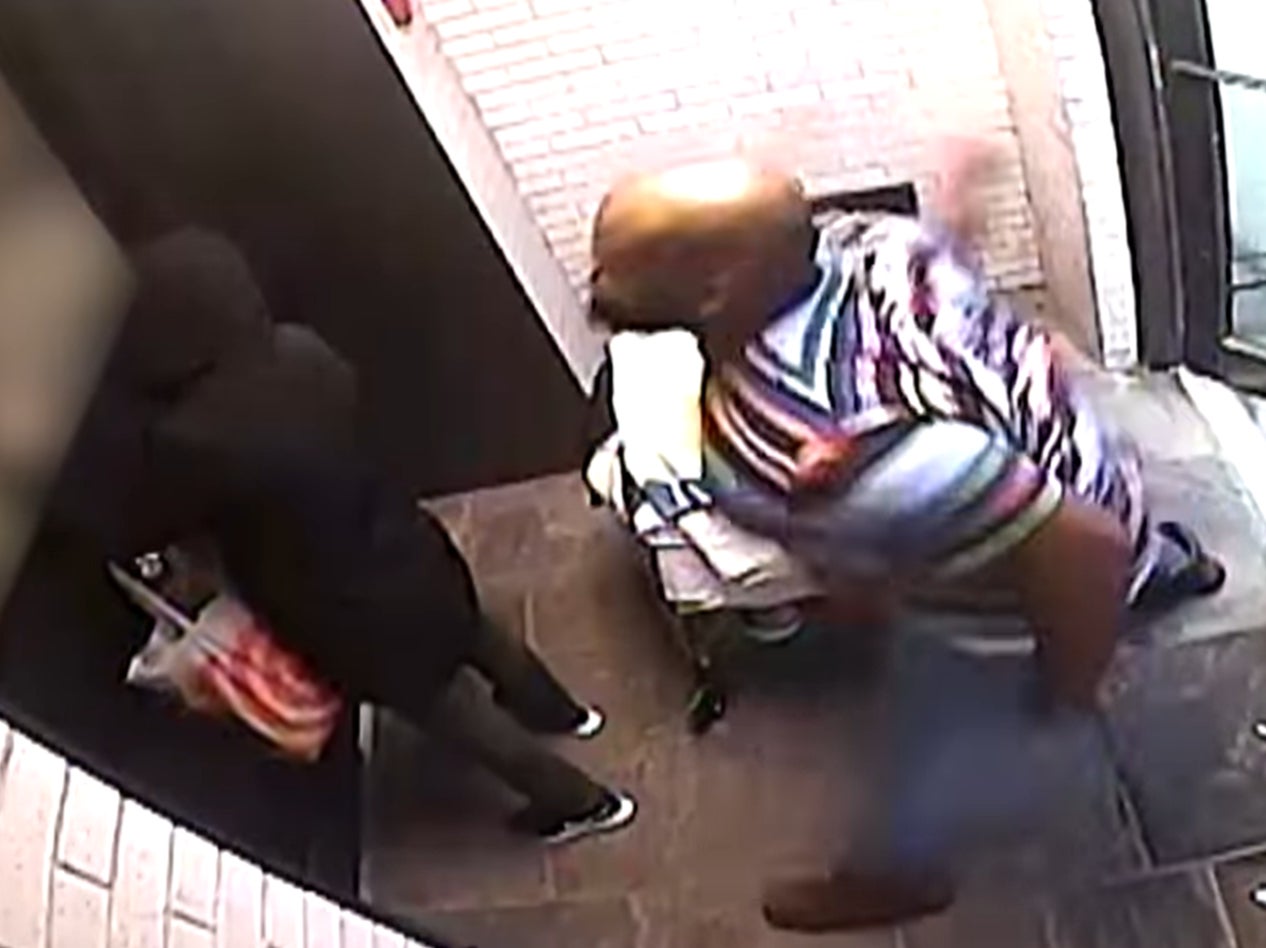 Hombre es acusado de crímenes de odio luego de golpear a una mujer asiática 125 veces en un ataque racista