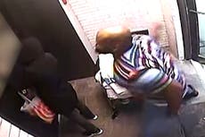 Hombre es acusado de crímenes de odio luego de golpear a una mujer asiática 125 veces en un ataque racista