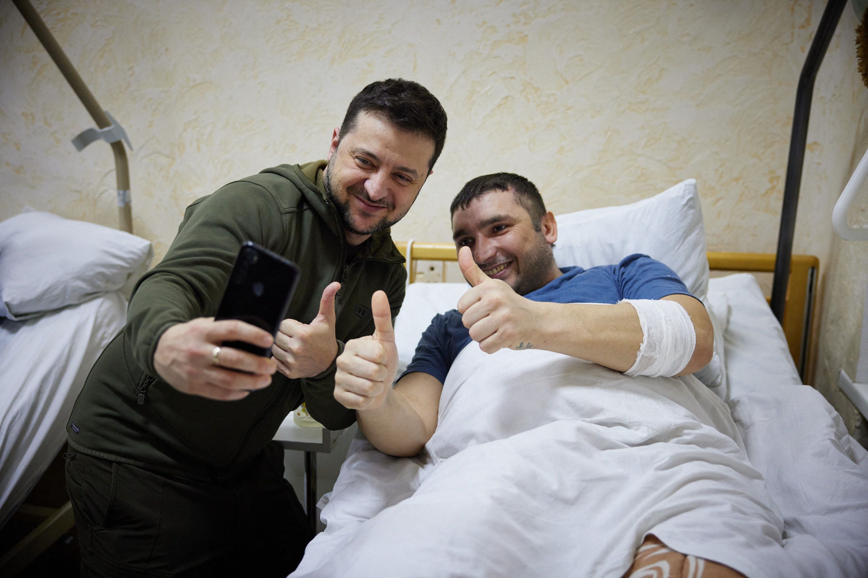 Volodymyr Zelensky se toma una selfie con un hombre herido durante una visita a un hospital militar tras un combate en la región de Kyiv