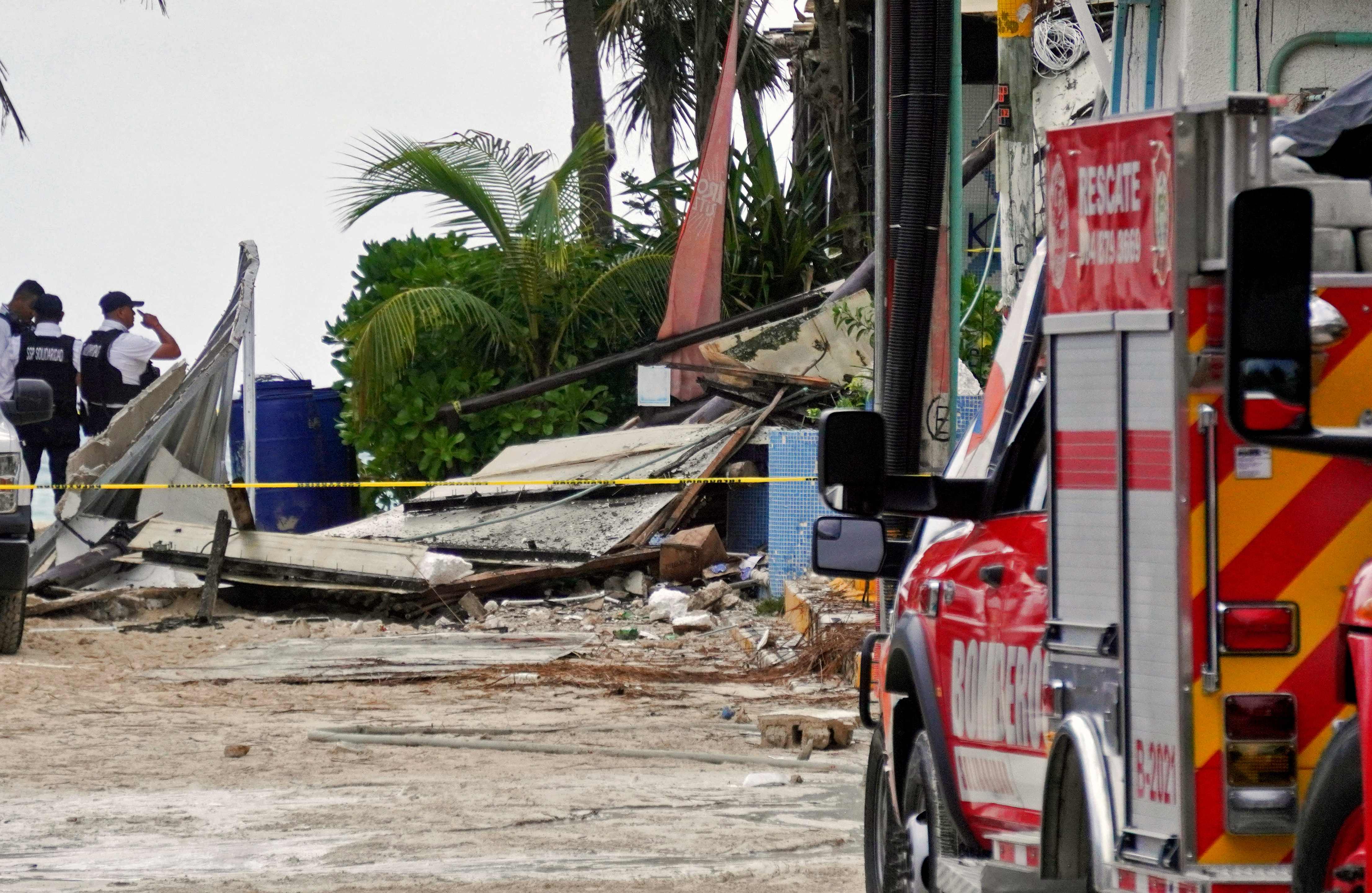 Vista de los escombros tras la explosión en un restaurante en la zona turística de Playa Mamitas, en Playa del Carmen, estado de Quintana Roo, México, el 14 de marzo de 2022