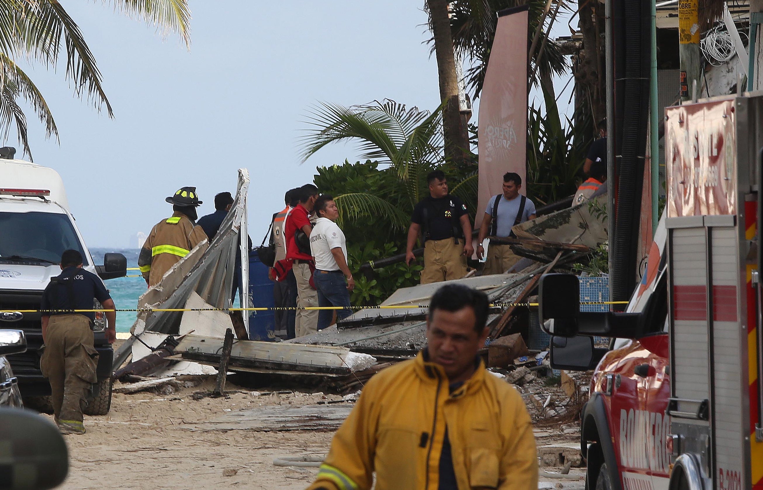 Los bomberos trabajan cerca de un restaurante donde hubo una explosión en el área de la cocina del club de playa Kool Beach en Playa del Carmen, en el estado de Quintana Roo, México, el 14 de marzo de 2022