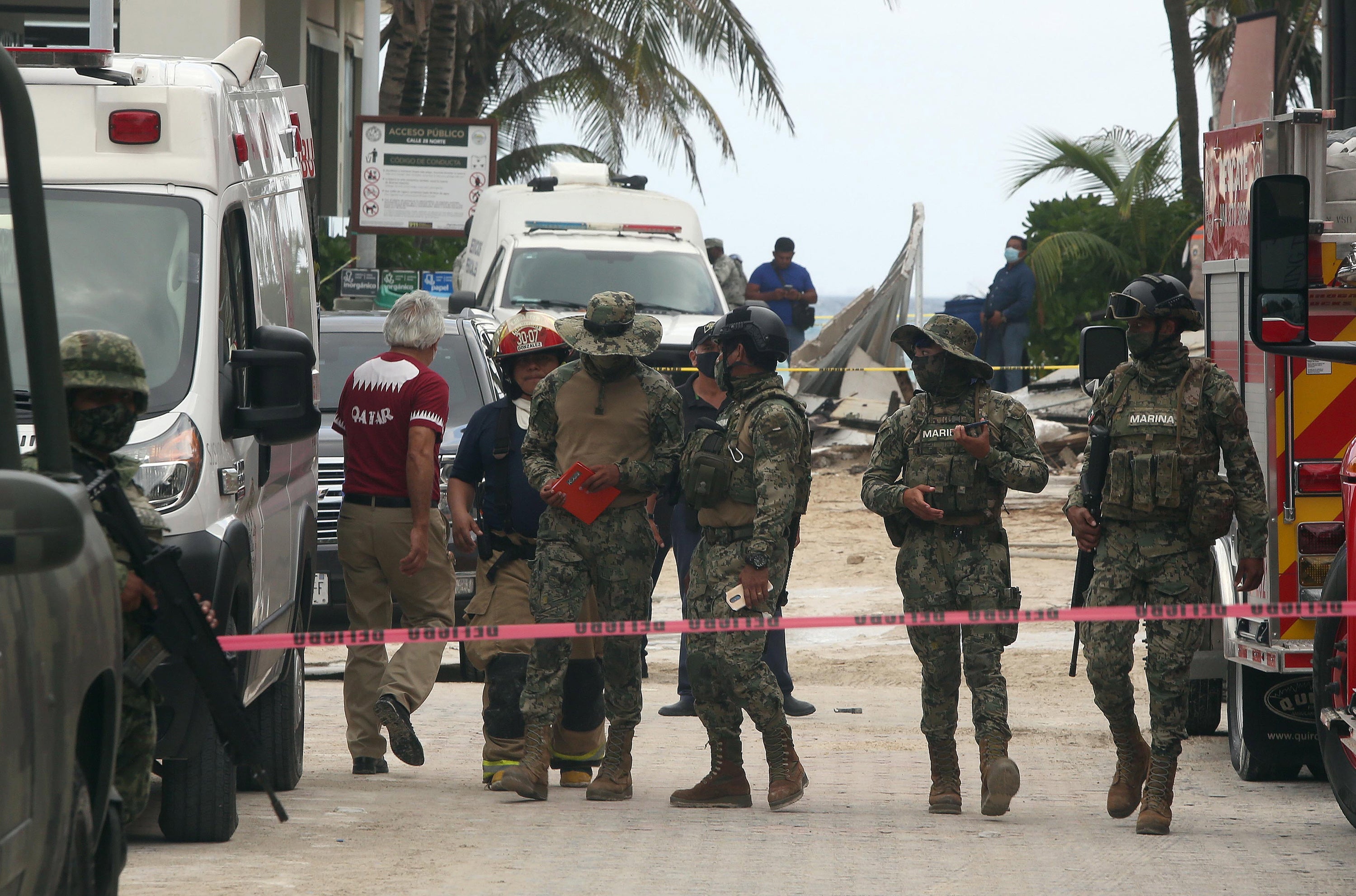Miembros del ejército mexicano aseguran un área cerca de un restaurante donde hubo una explosión en el área de la cocina del club de playa Kool Beach en Playa del Carmen, en el estado de Quintana Roo, México, el 14 de marzo de 2022