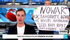 Pese a la censura del Kremlin, una periodista rusa se hace viral con su “no a la guerra” 