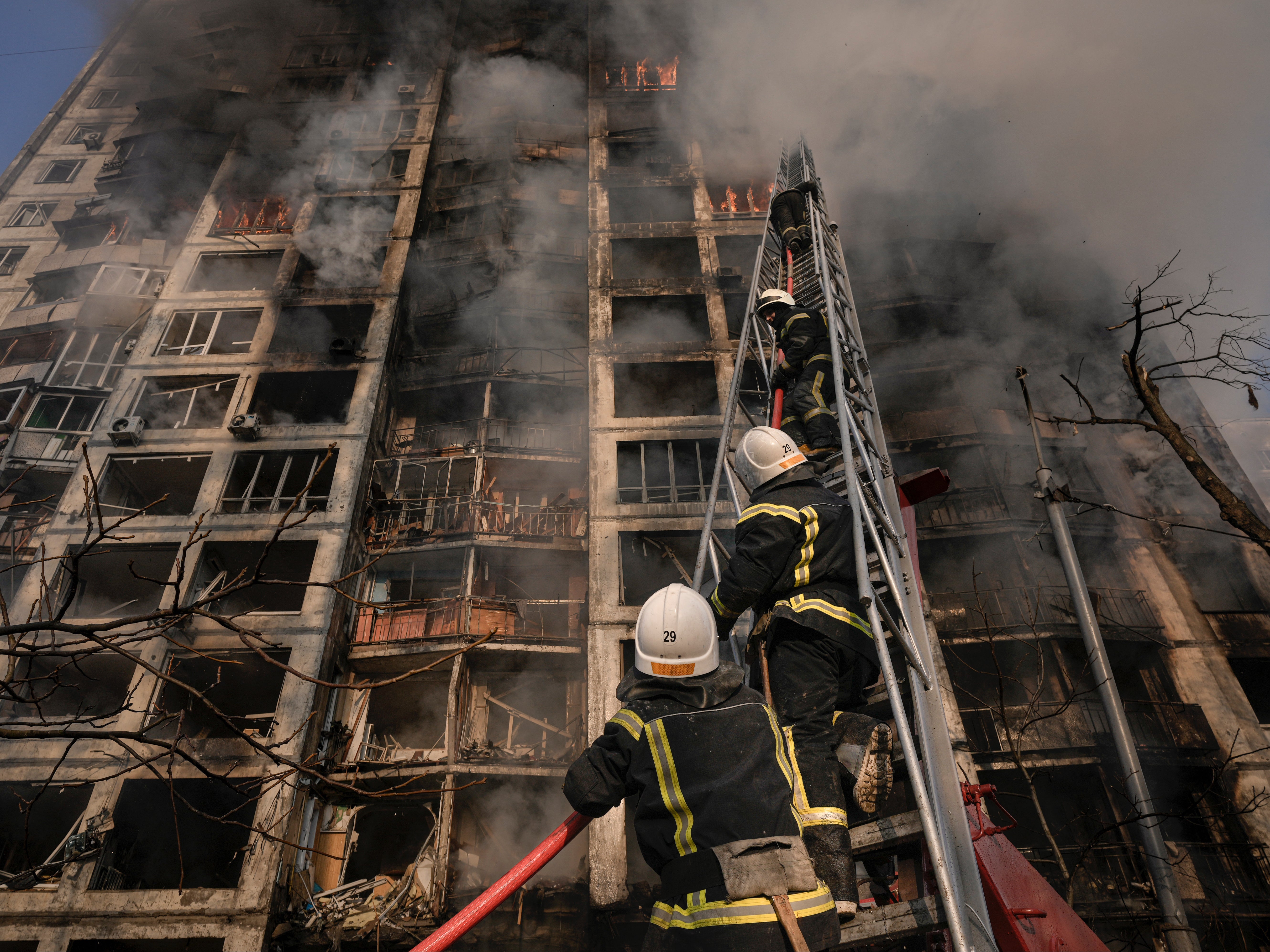 Bomberos apagando un incendio en un edificio de apartamentos en Kyiv
