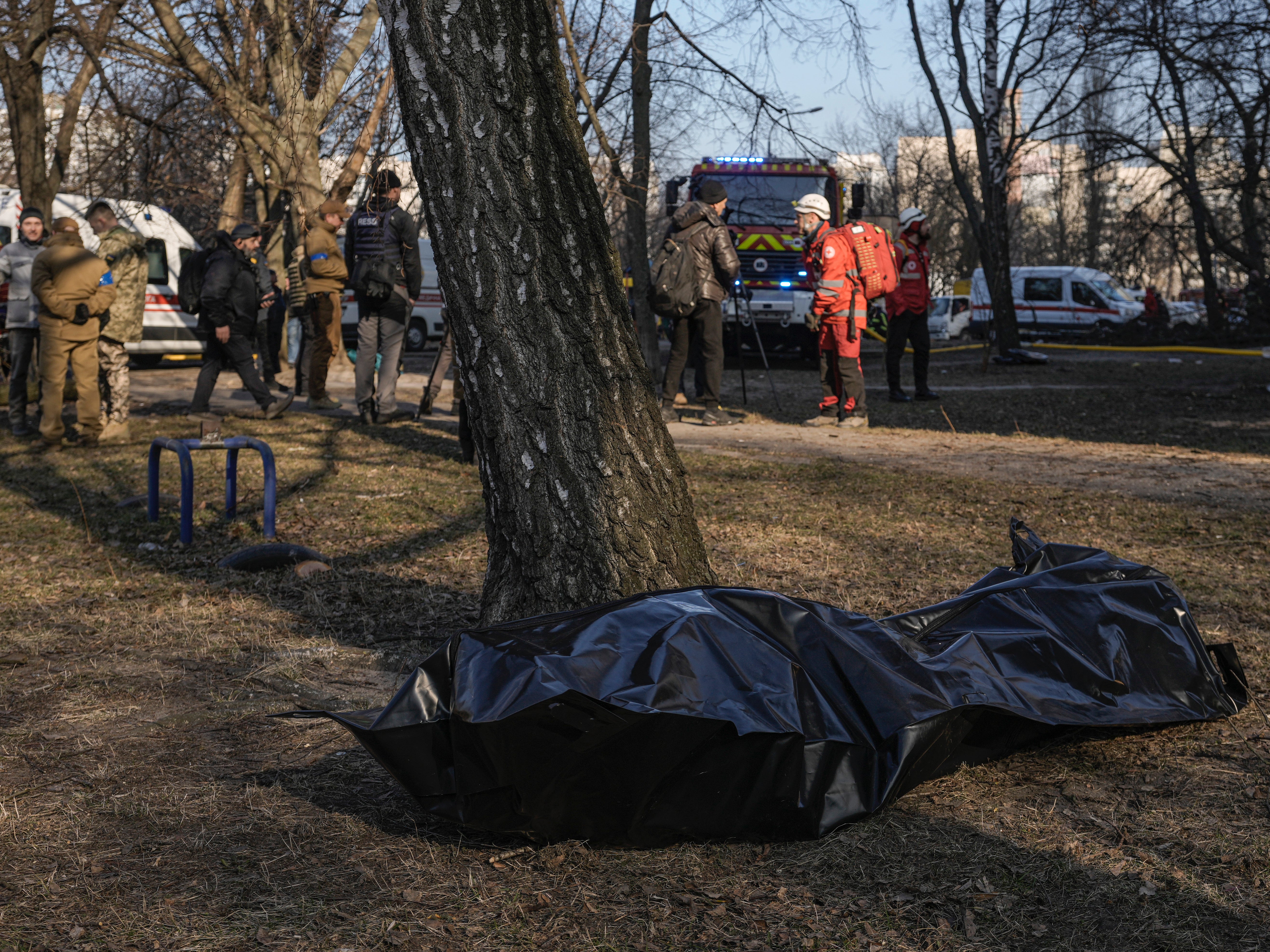 El cuerpo de una víctima en el suelo después de que las fuerzas rusas atacaran el edificio