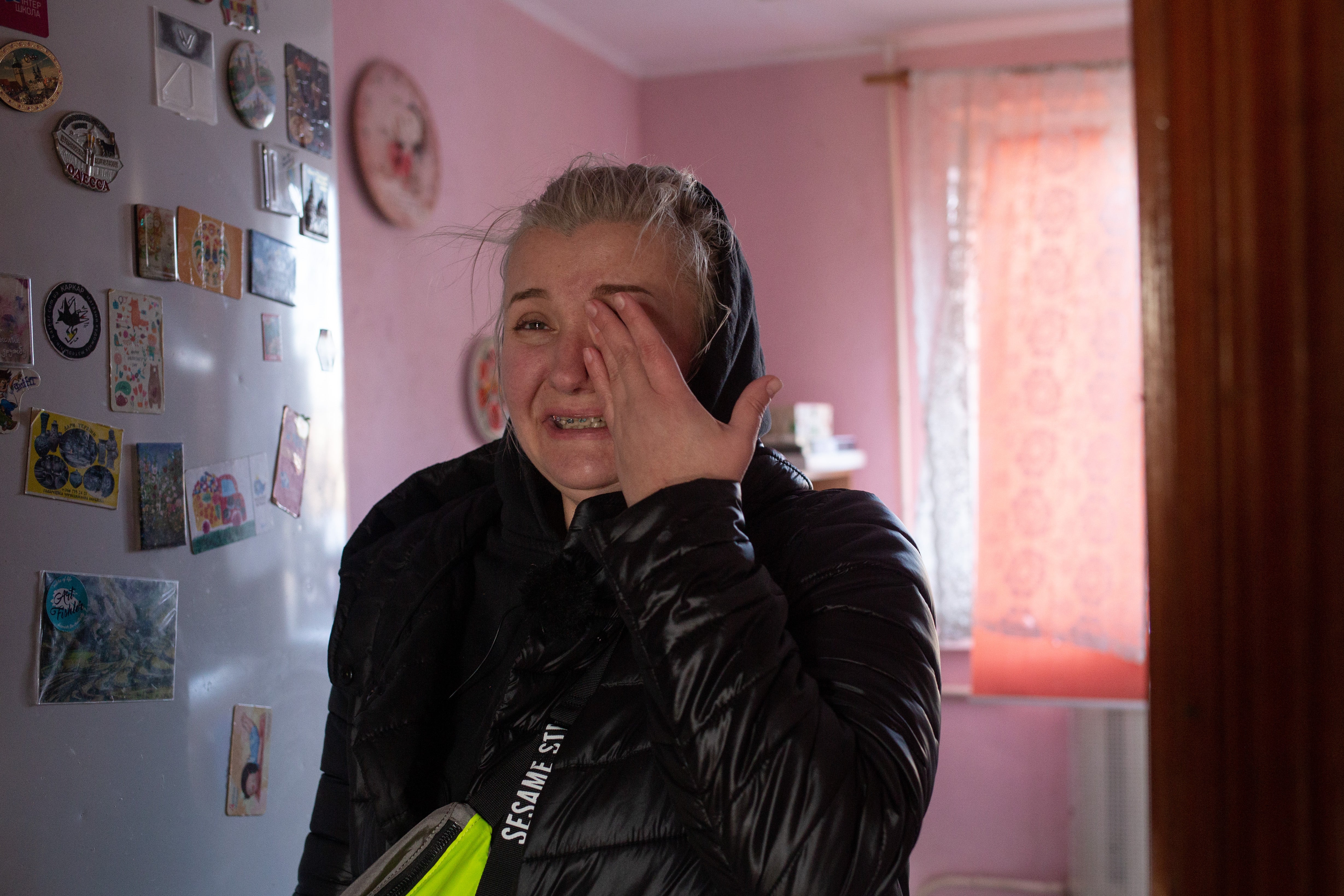 Daria Ivanova llora al limpiar los escombros de su departamento en Kyiv dentro de un edificio que fue atacado por un cohete el martes