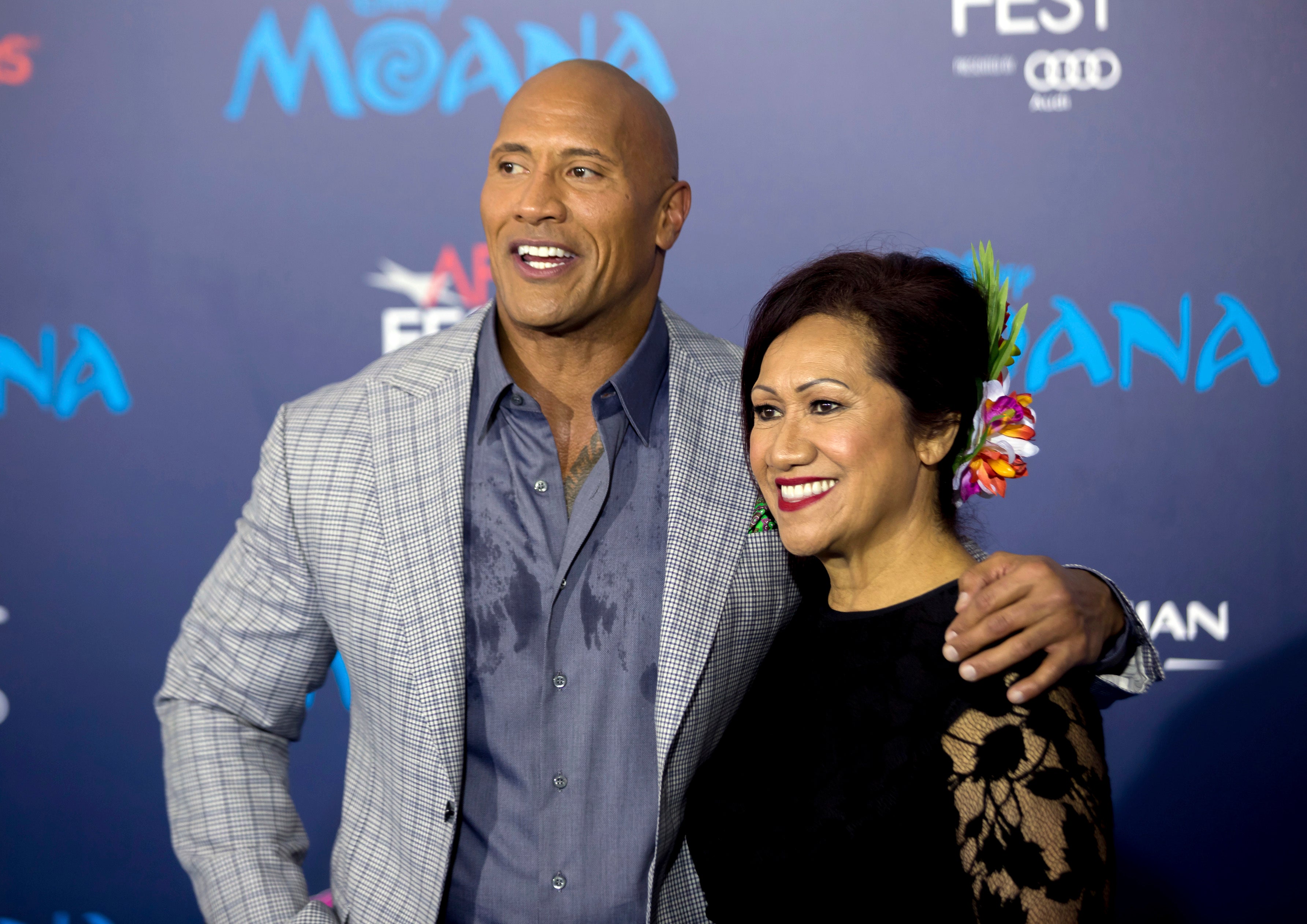 Dwayne Johnson reconoce a mujeres en su vida por moldearlo