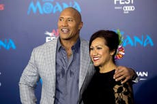Dwayne Johnson reconoce a mujeres en su vida por moldearlo