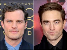 Jamie Dornan dice que Robert Pattinson no “encajaba” con sus amigos actores tras el éxito de “Twilight”
