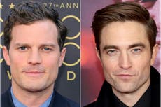Jamie Dornan dice que Robert Pattinson no “encajaba” con sus amigos actores tras el éxito de “Twilight”