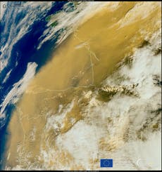 Imágenes muestran enorme nube de polvo del Sahara cubriendo Europa occidental