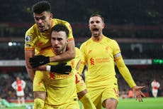 Liverpool vence al Arsenal, acecha al líder City