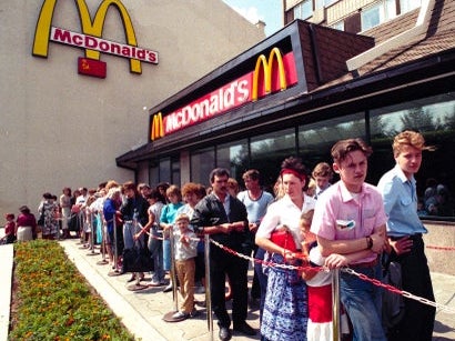 Los moscovitas esperan frente al primer McDonald’s de Rusia en 1991