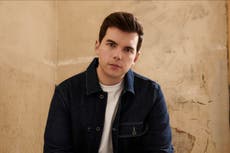 Entrevista a Luke Newton: “Cualquier persona podría identificarse con alguien de la sociedad de Bridgerton”