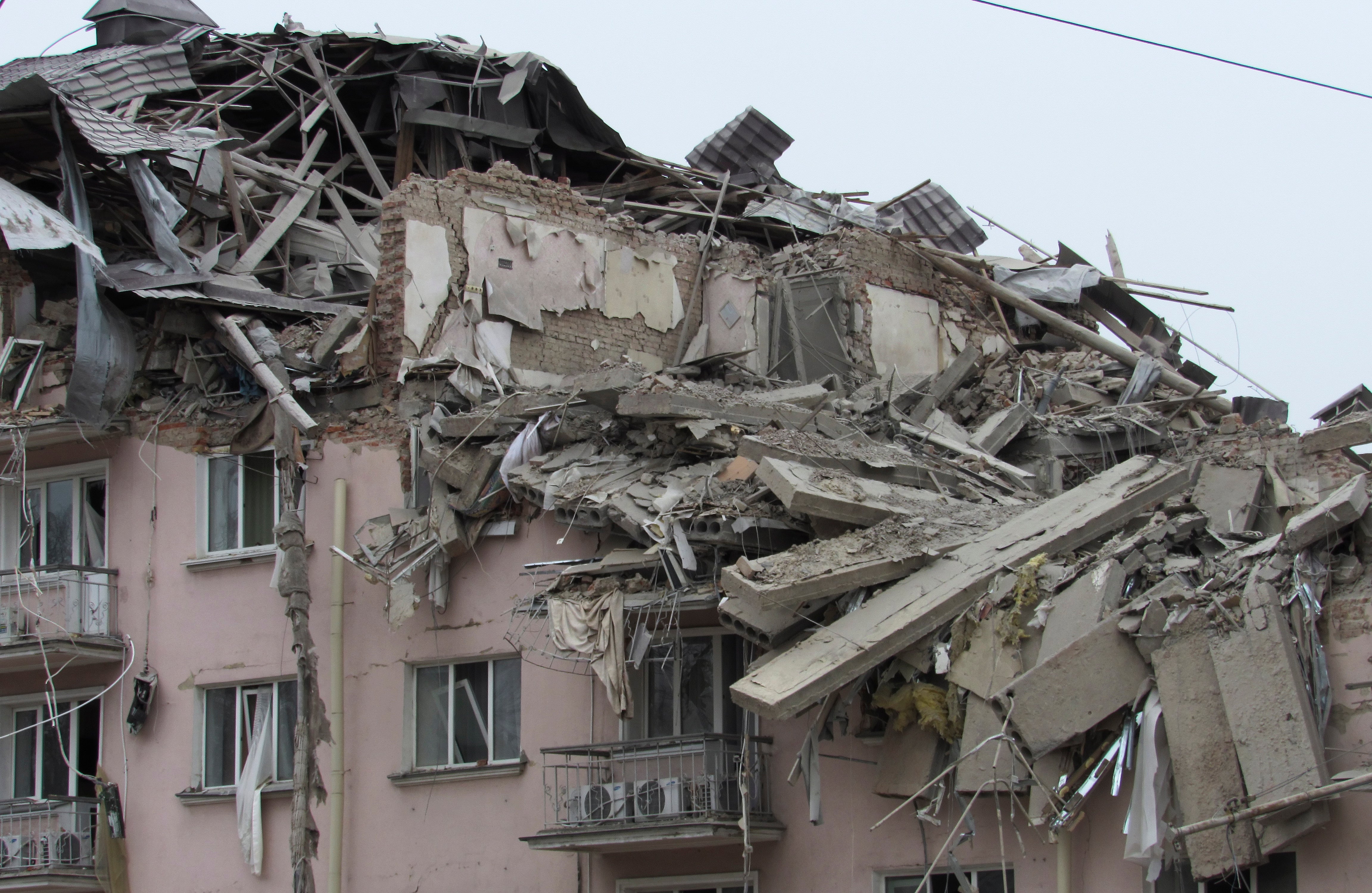 El edificio histórico del Hotel de Ucrania después de un bombardeo reciente en Chernihiv, Ucrania
