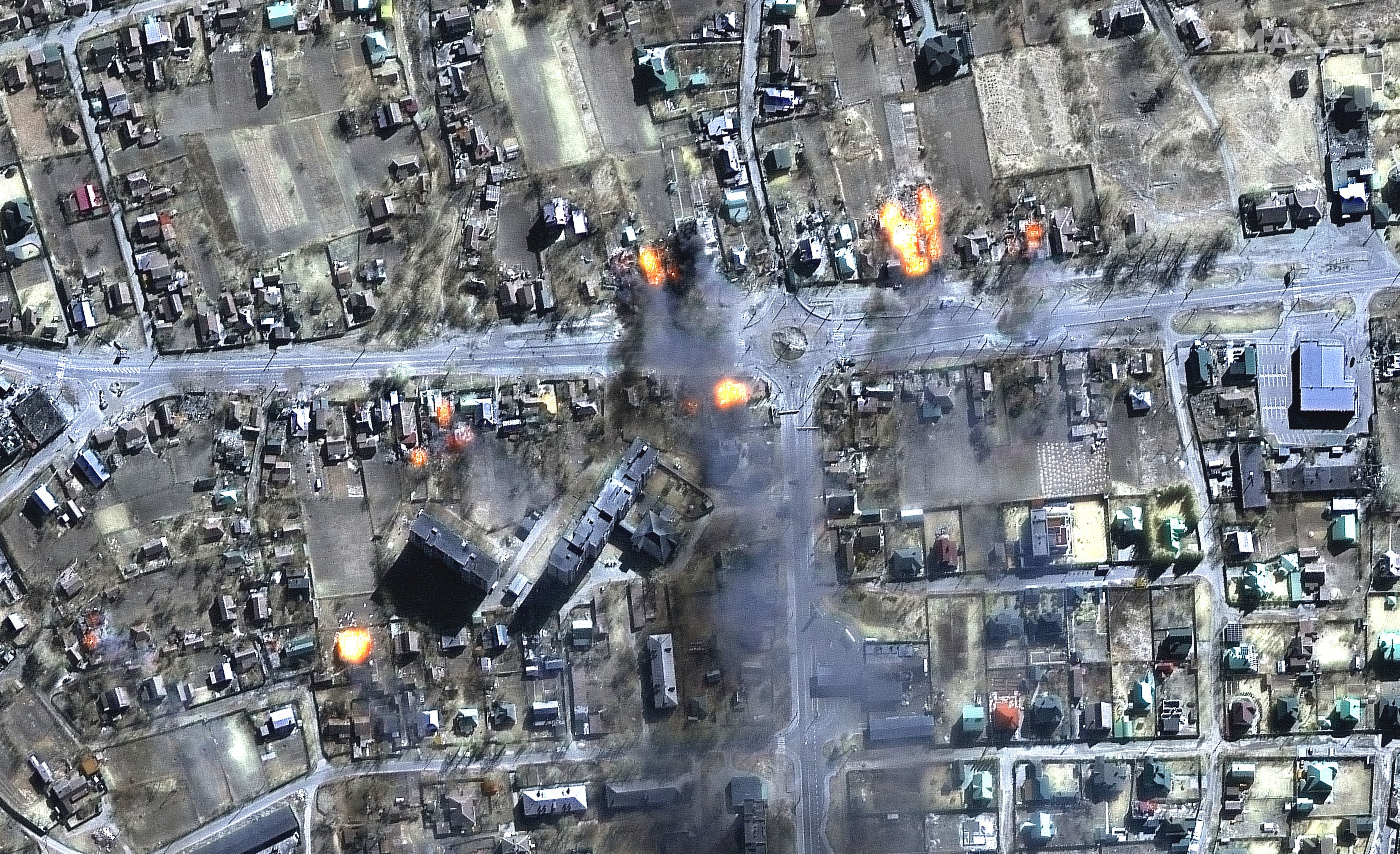 Fotografía satelital proporcionada por Maxar Technologies con fecha del 16 de marzo de 2022 que muestra casas incendiándose en un área residencial de Chernihiv, Ucrania