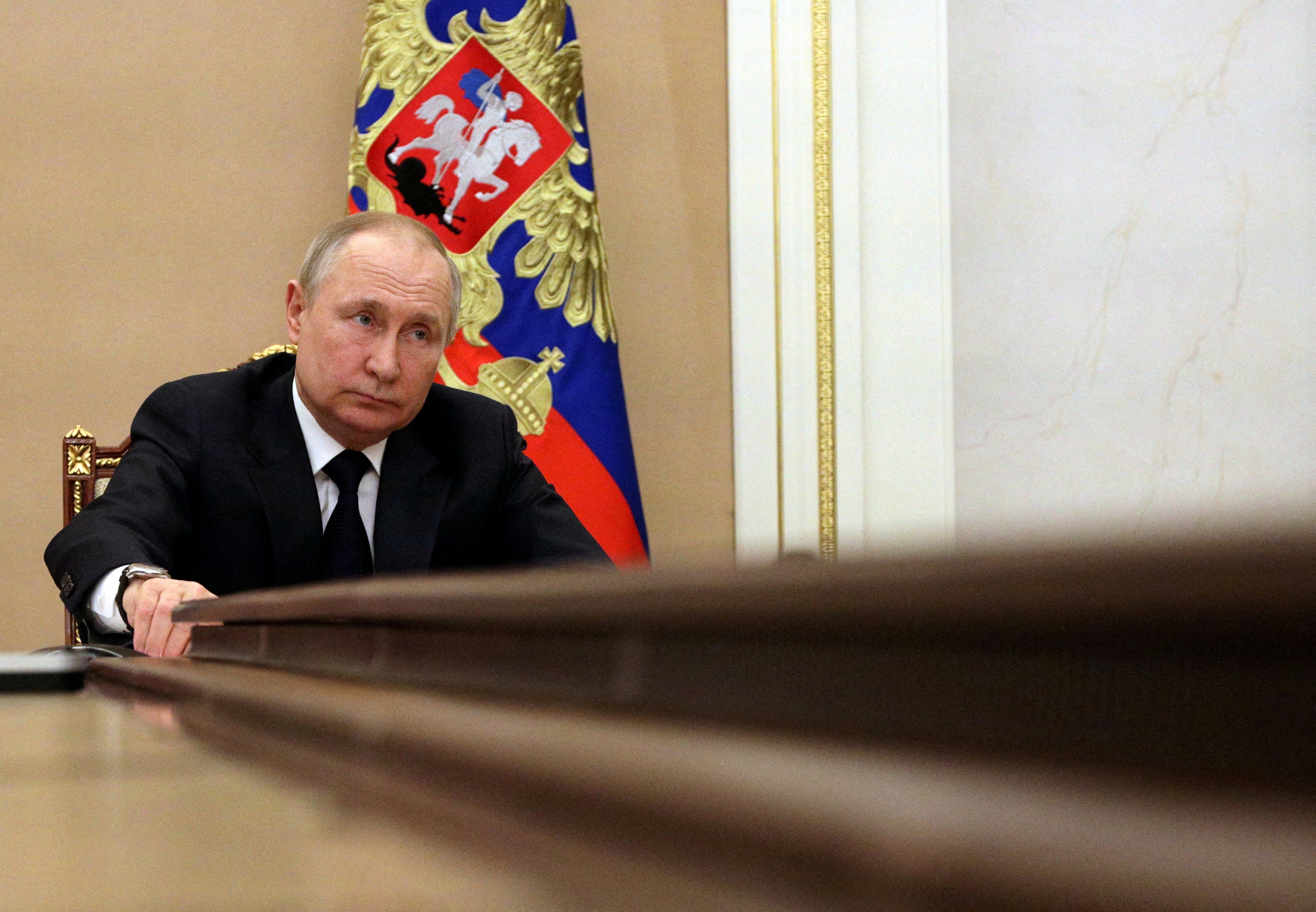 El líder ruso se ha reunido con visitantes en mesas muy alargadas