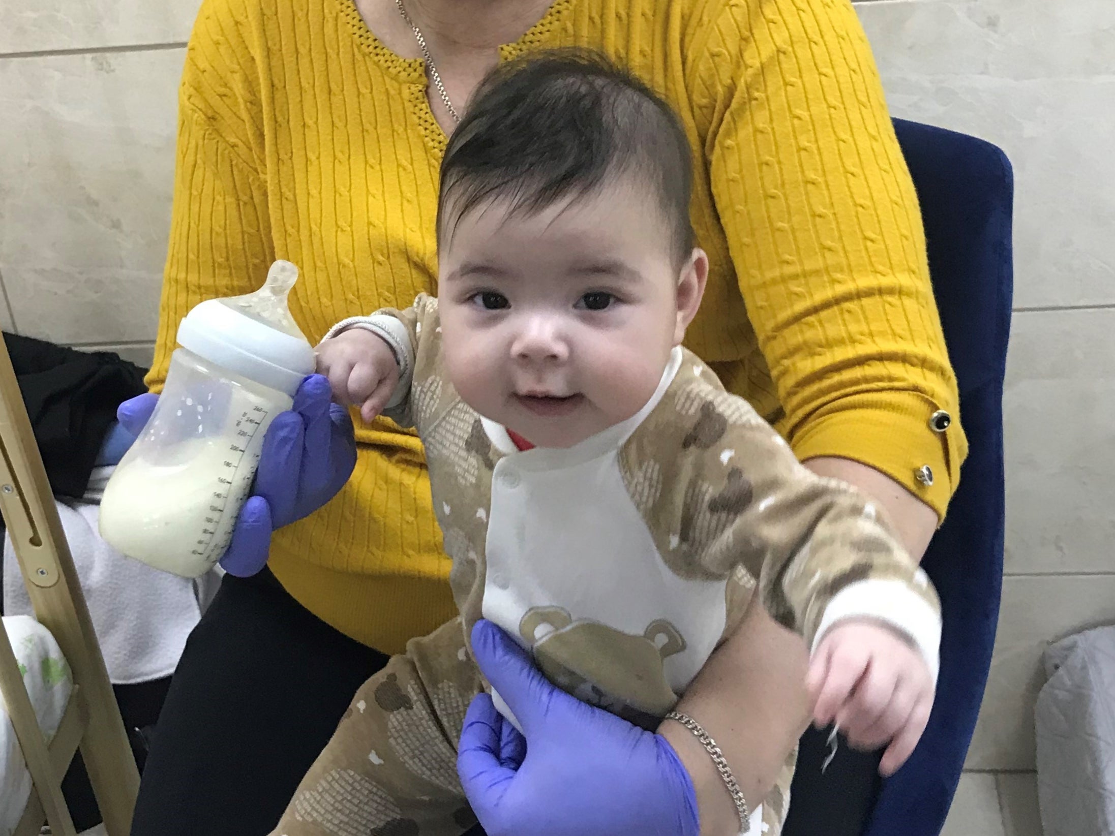 <p>Uno de los bebés en la clínica de Kyiv </p>
