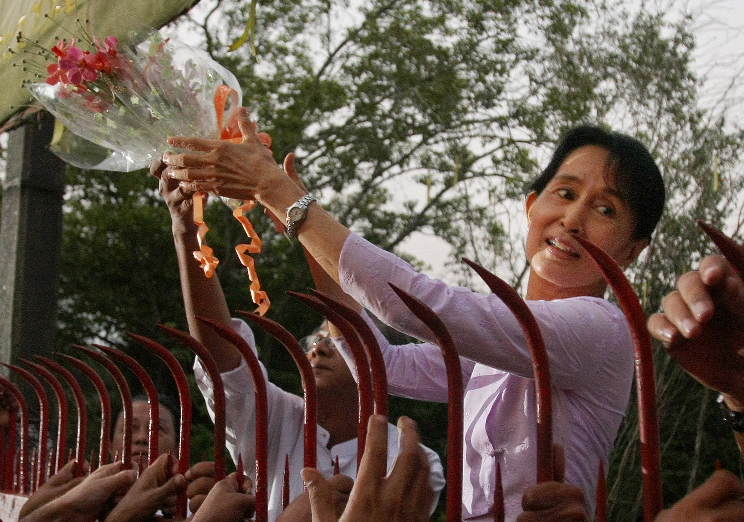La líder de la oposición Aung San Suu Kyi saluda a sus partidarios tras su liberación en Yangon el 13 de noviembre de 2010