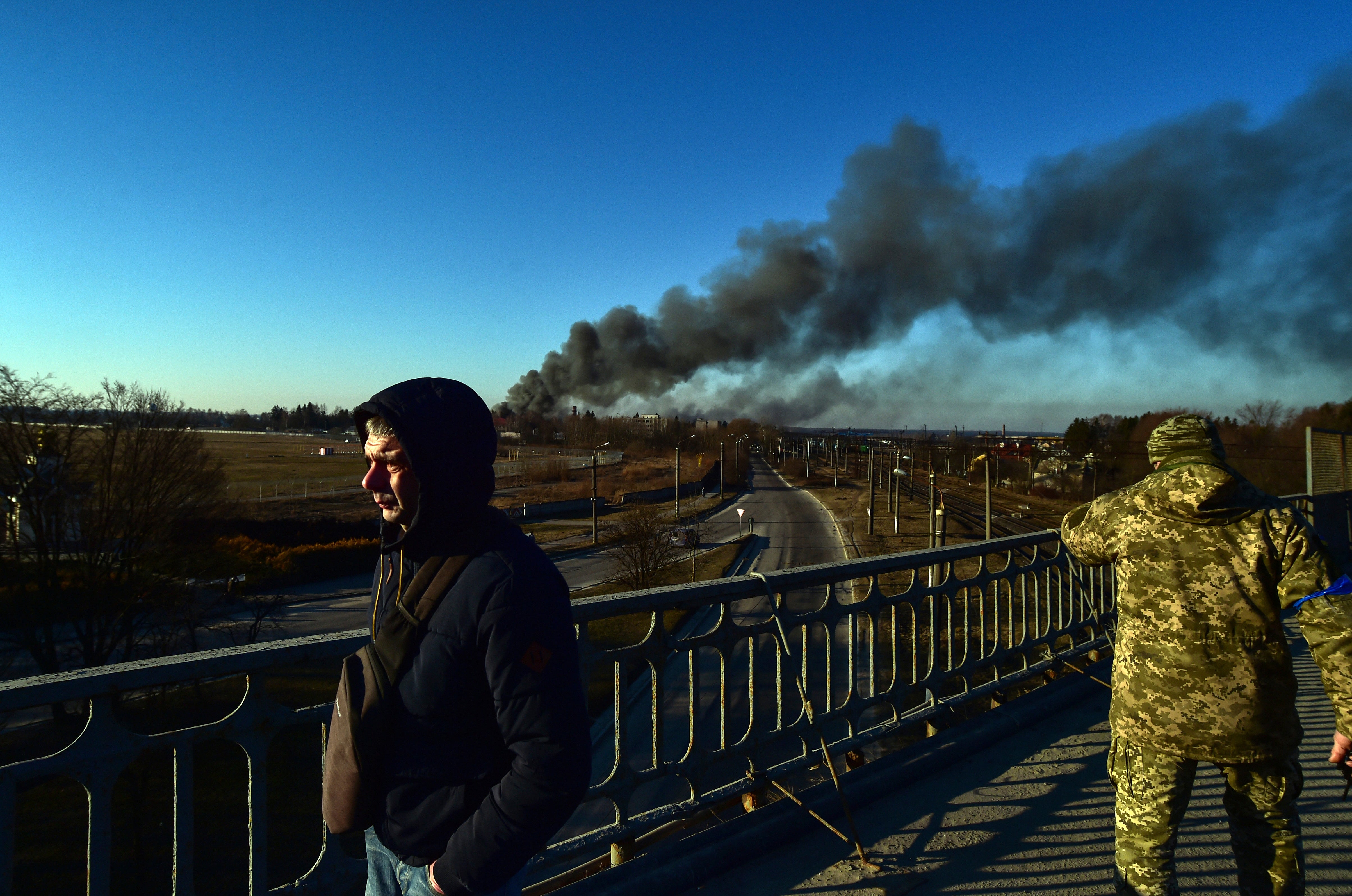 Un soldado ucraniano observa cómo se levanta el humo tras una explosión cerca del aeropuerto, en Lviv, al oeste de Ucrania