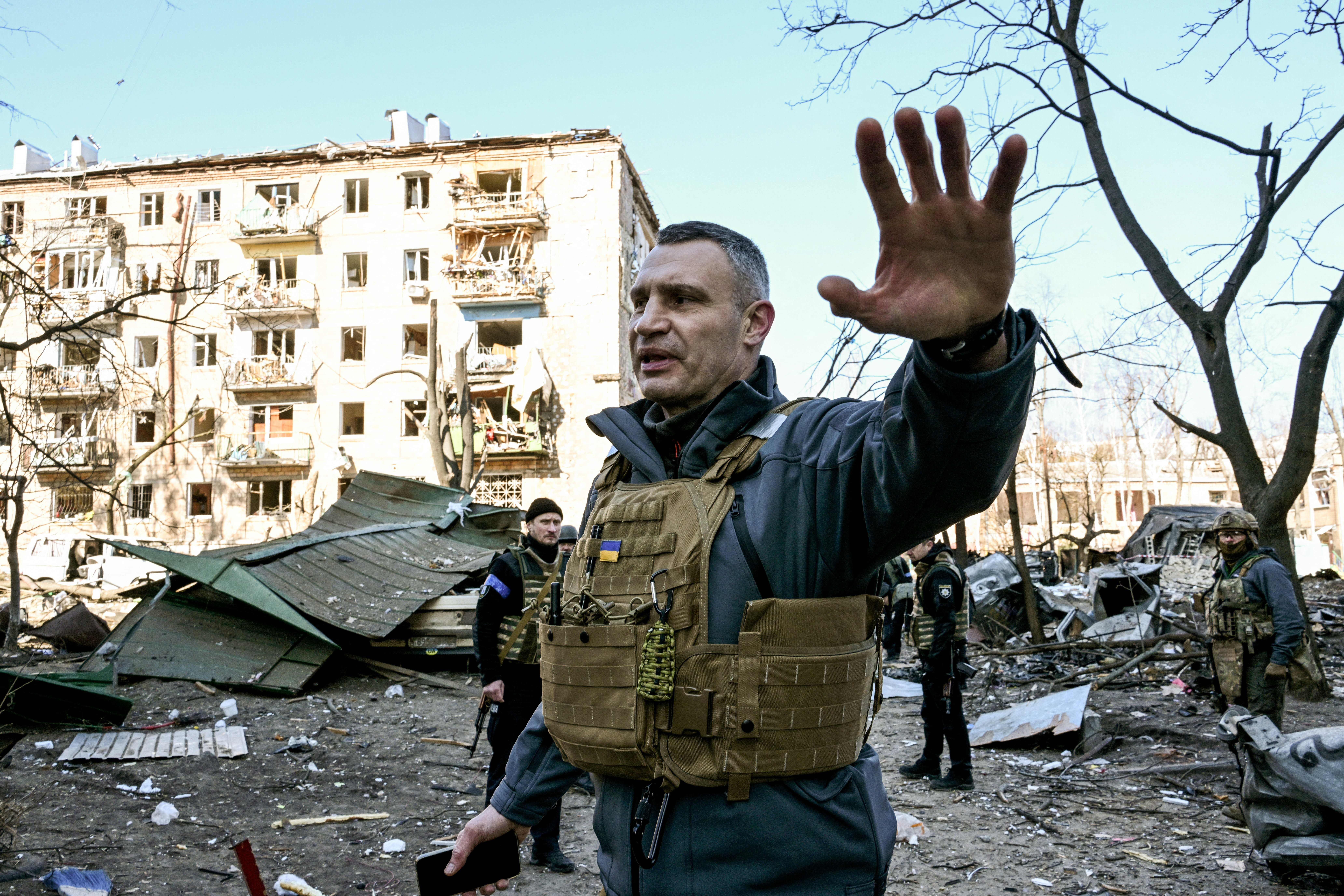 El alcalde de Kyiv, Vitali Klitschko, aleja a la gente de un edificio residencial de cinco pisos que parcialmente colapsó después de un bombardeo en Podil, el 18 de marzo de 2022