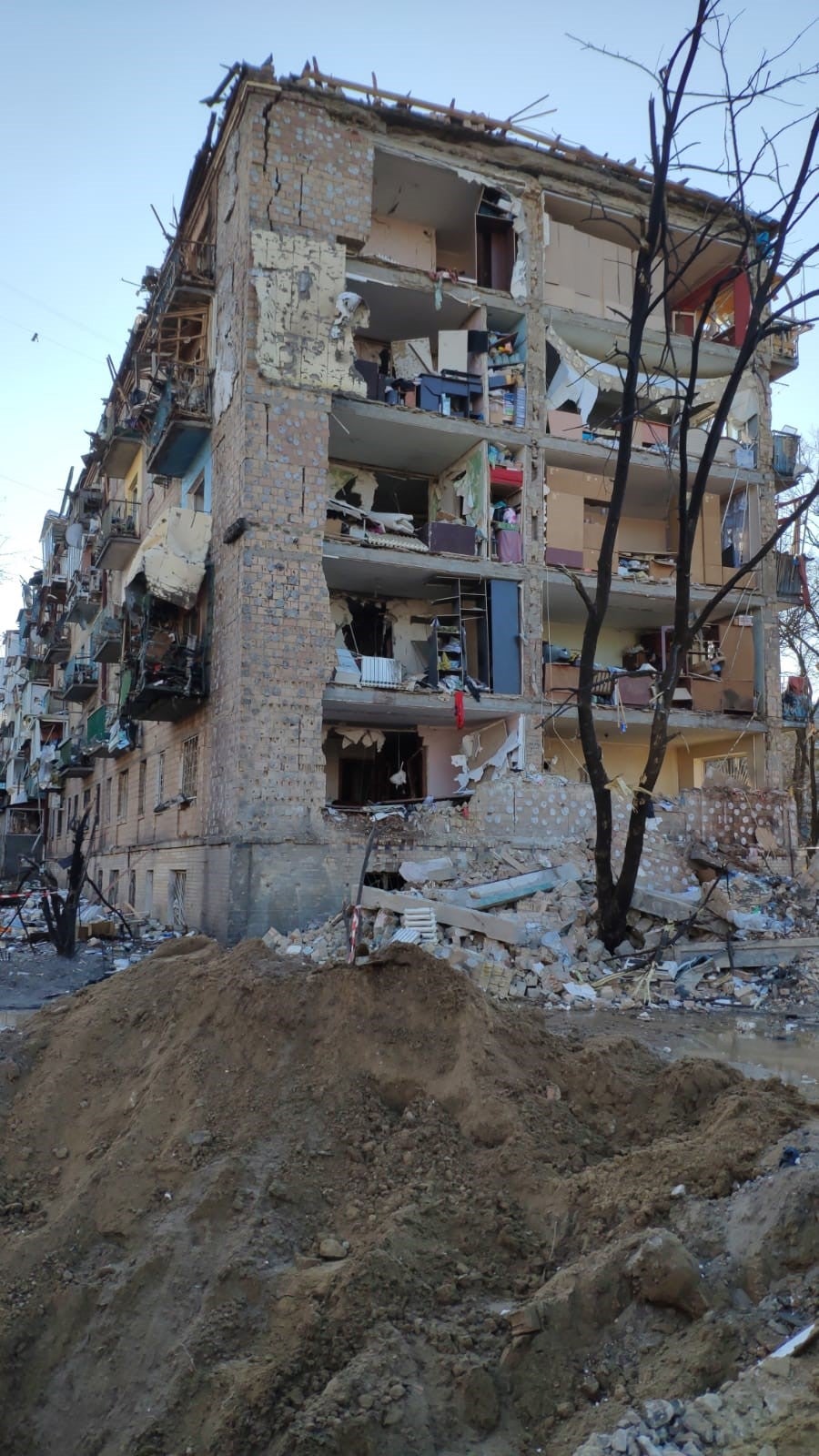 Un edificio de departamentos dañado luego de los ataques aéreos sobre el vecindario de Podil en Kyiv, el 18 de marzo de 2022
