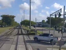 Un vídeo muestra el espantoso accidente de una camioneta que se cruza con un tren en dirección contraria