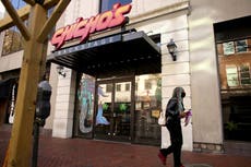 Muere reportera en tiroteo afuera de restaurante en Virginia