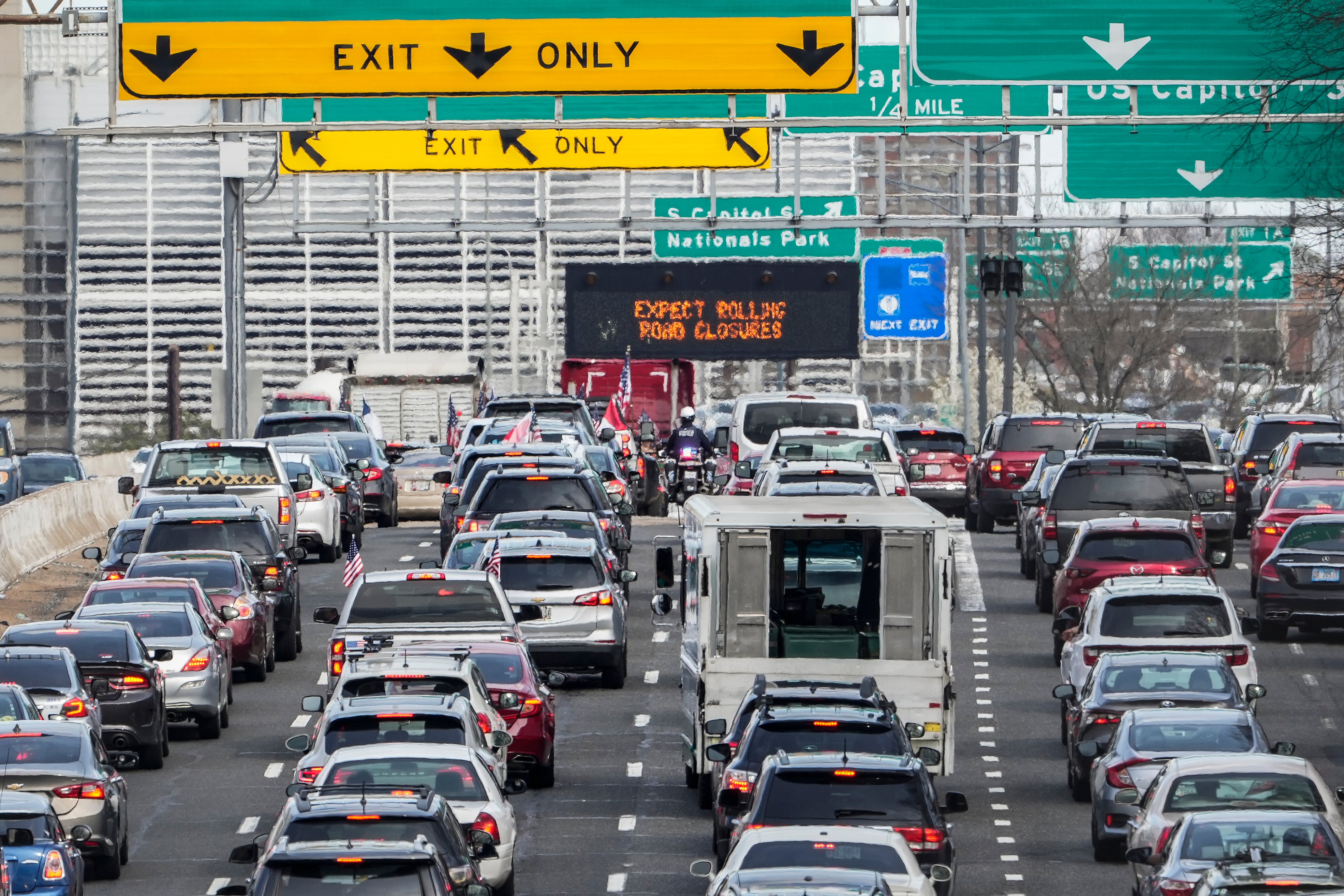 El convoy de camioneros ocasiona tráfico pesado en la I-39, el 18 de marzo de 2022, en Washington DC