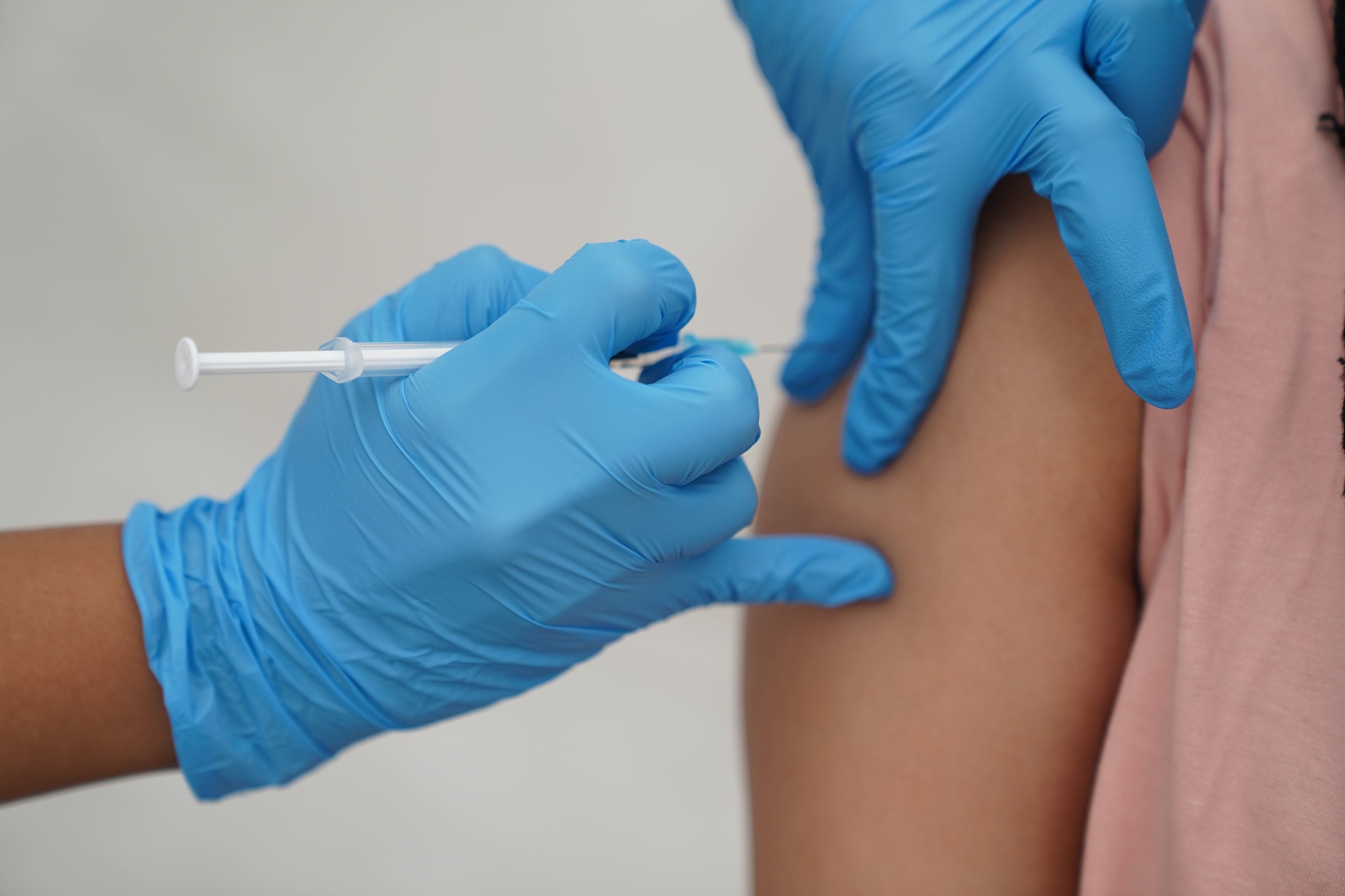 La tasa de vacunación en EE.UU. cayó a su nivel más bajo desde que hubo disponibilidad de dosis