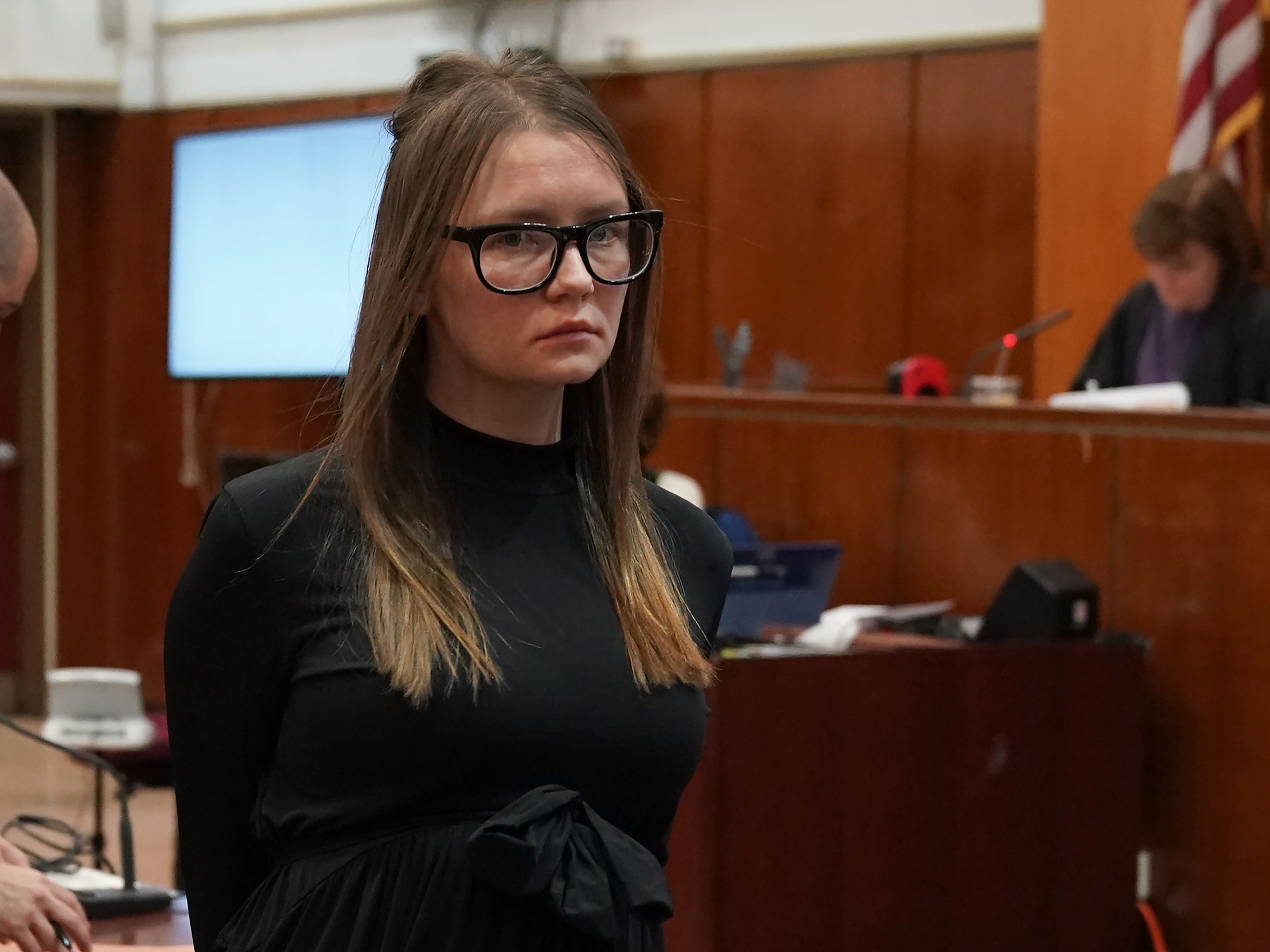 El padre de Anna Delvey dice que la falsa heredera “quería vivir como Paris Hilton”