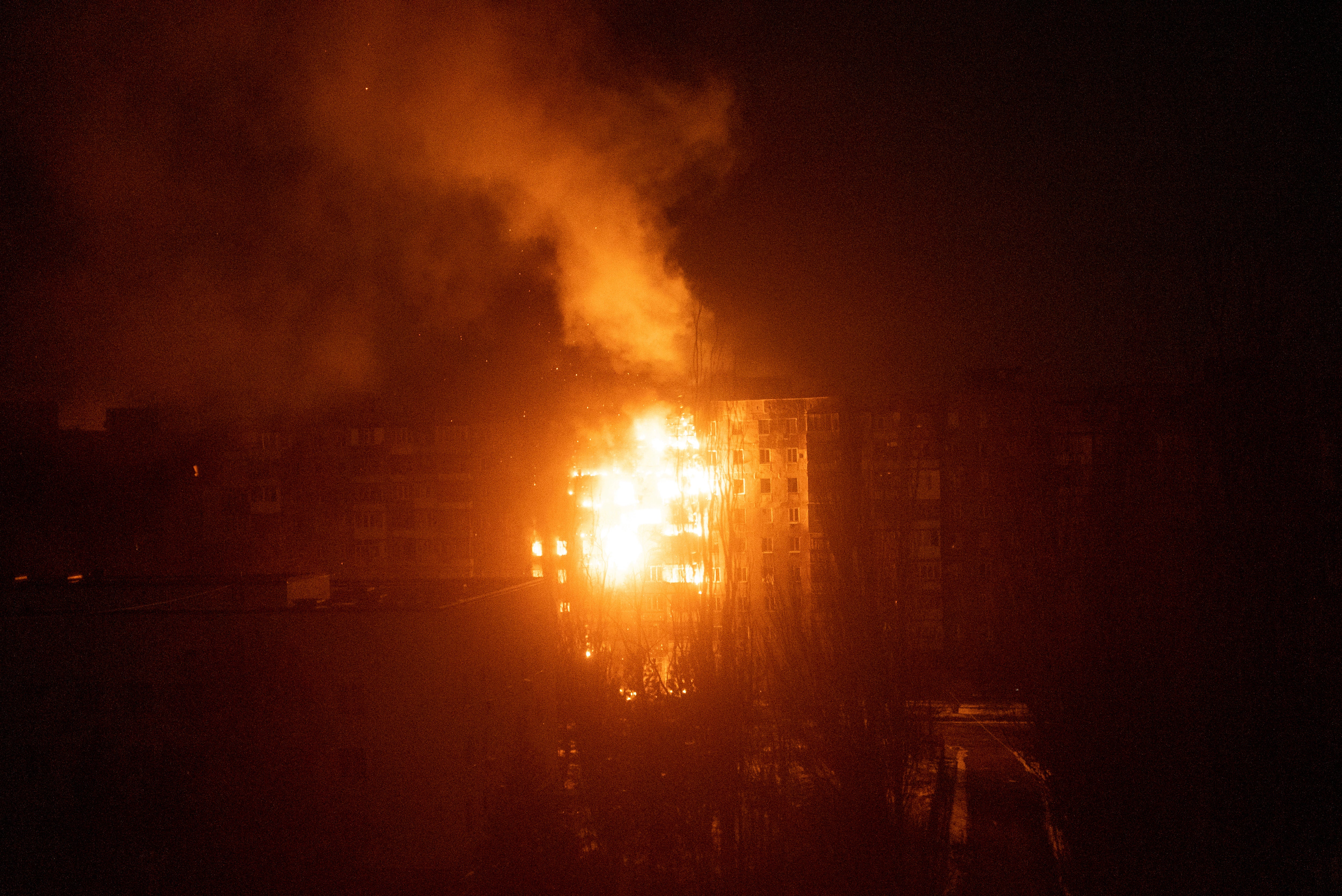 Un edificio de departamentos arde tras ser alcanzado por un bombardeo en Mariúpol, Ucrania, el 11 de marzo de 2022