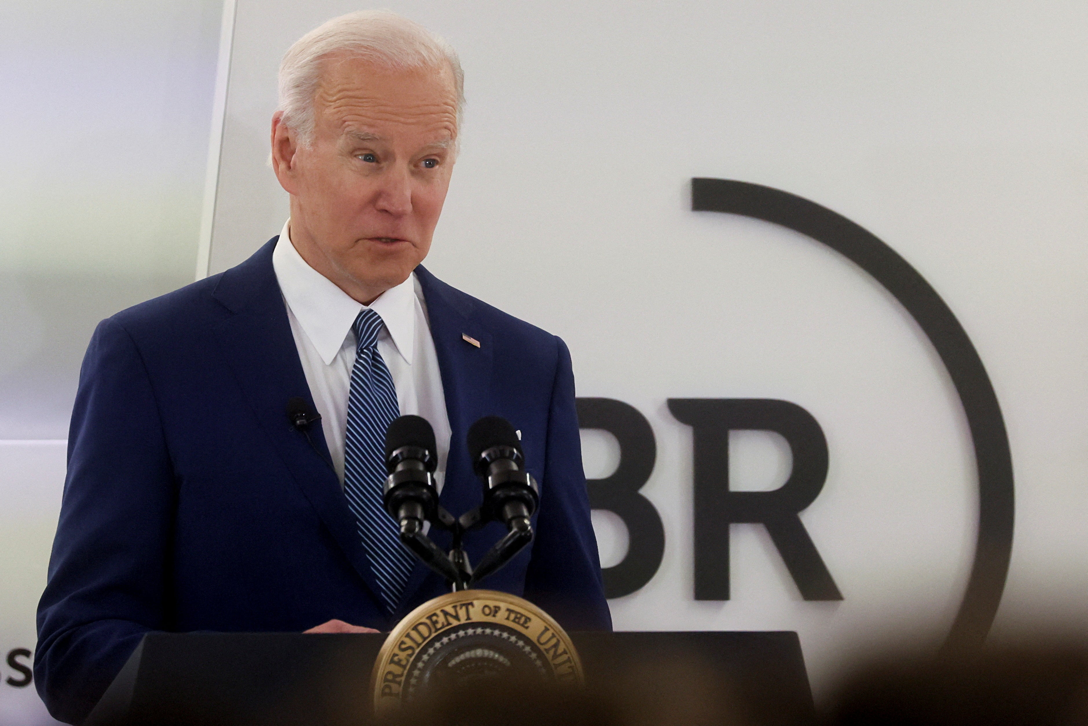 Joe Biden habla de la respuesta de Estados Unidos a la invasión de Rusia en Ucrania y advierte a directivos sobre posibles ciberataques de Rusia en la reunión trimestral de directores generales de Business Roundtable en Washington D.C.