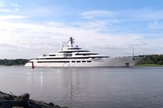 Vladimir Putin posee un superyate de $700 millones amarrado en Italia, afirman aliados de Alexei Navalny