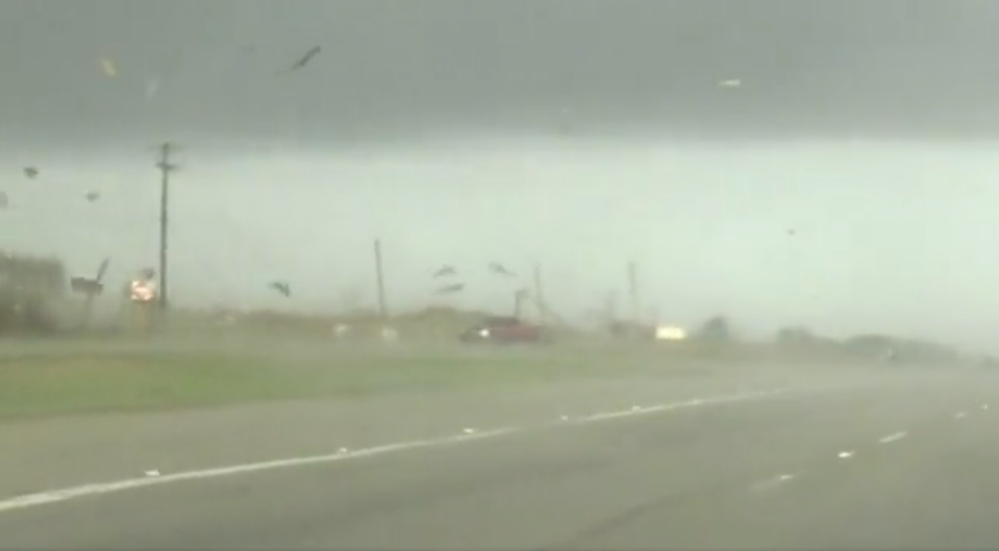 Impactante vídeo muestra a una camioneta saliendo aparentemente ilesa de un tornado en Texas