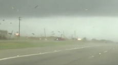 Impactante vídeo muestra a una camioneta saliendo aparentemente ilesa de un tornado en Texas