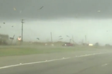 Impactante vídeo muestra a una camioneta saliendo aparentemente ilesa de un tornado en Texas
