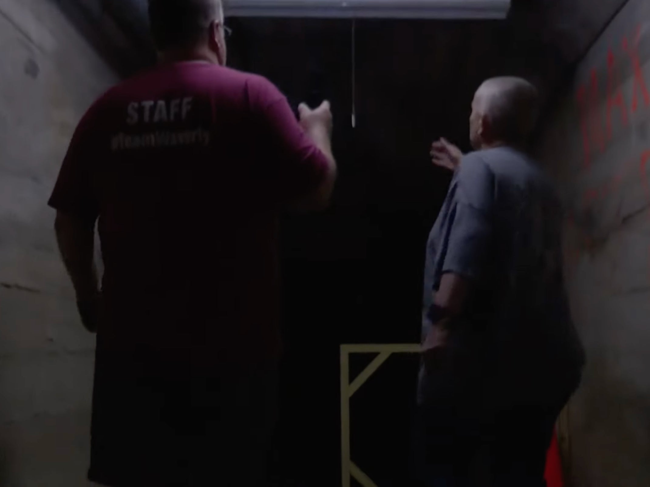 Cazadores de fantasmas huyen de sanatorio “embrujado” por un túnel para cadáveres debido a un tornado