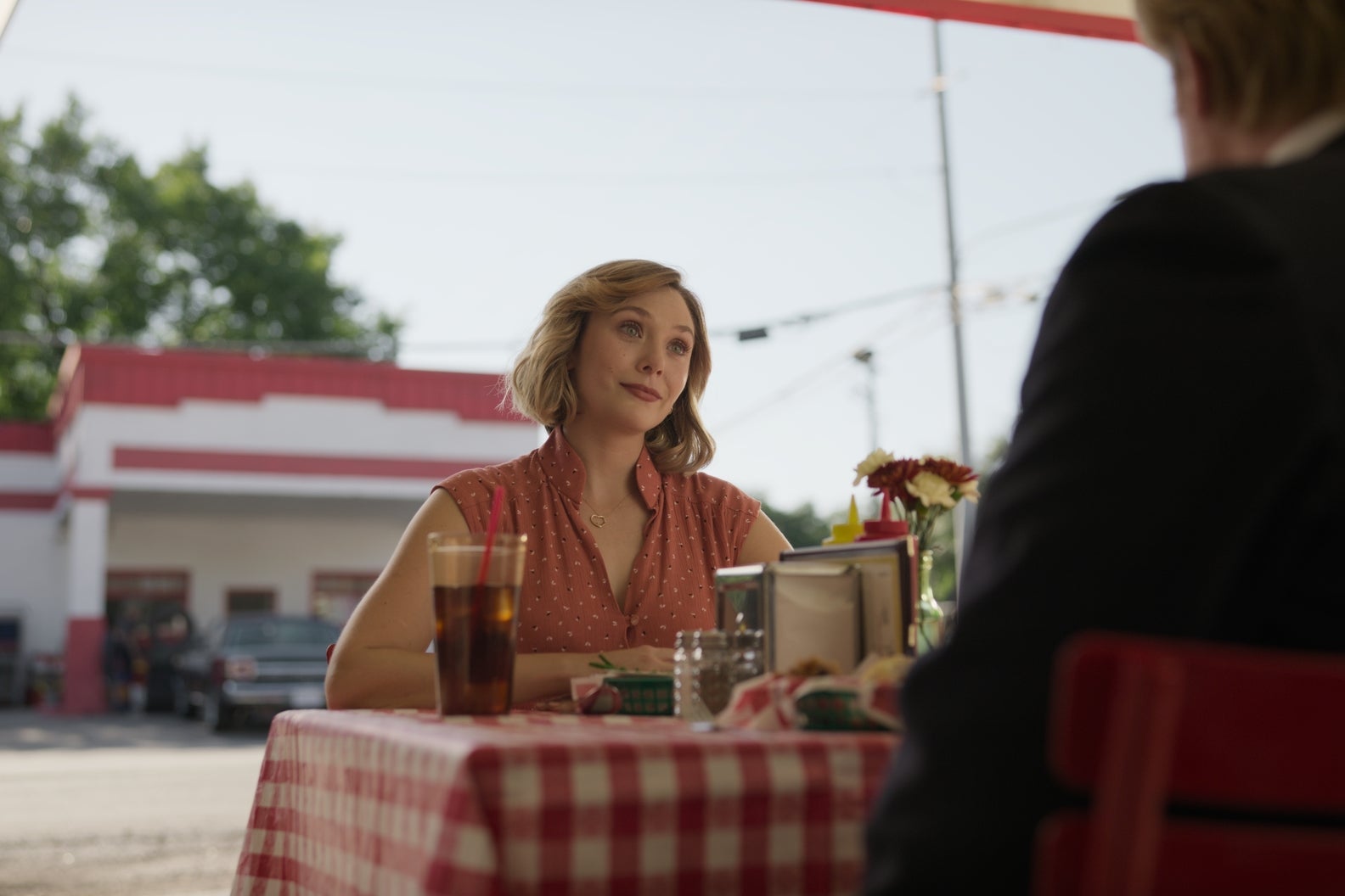 Elizabeth Olsen como Candy Montgomery en la seie Love and Death de HBO Max
