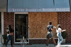 Recomiendan no llevar joyas caras en Los Ángeles por robos