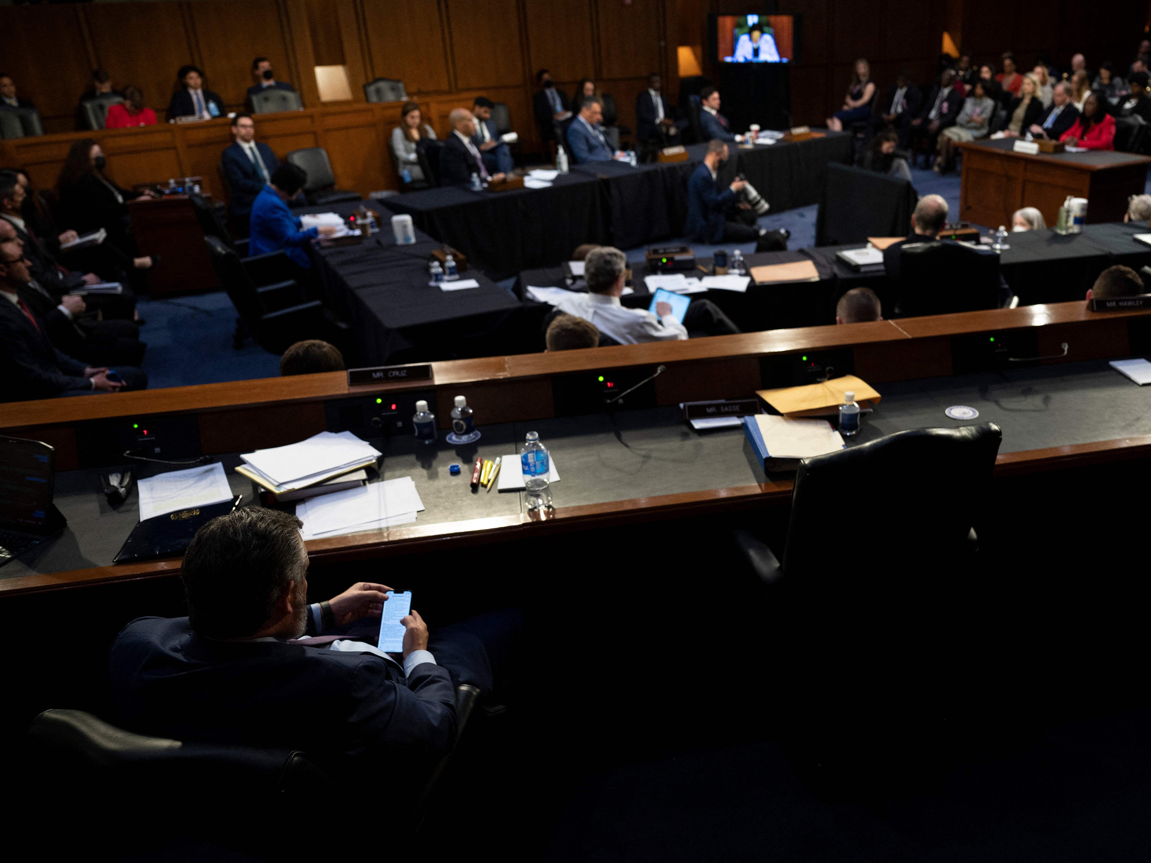 Ted Cruz revisa su teléfono durante la audiencia para la Suprema Corte del miércoles
