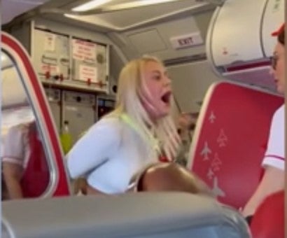 Catherine Bush fue captada en vídeo mientras les gritaba a los miembros de la tripulación y a los otros pasajeros