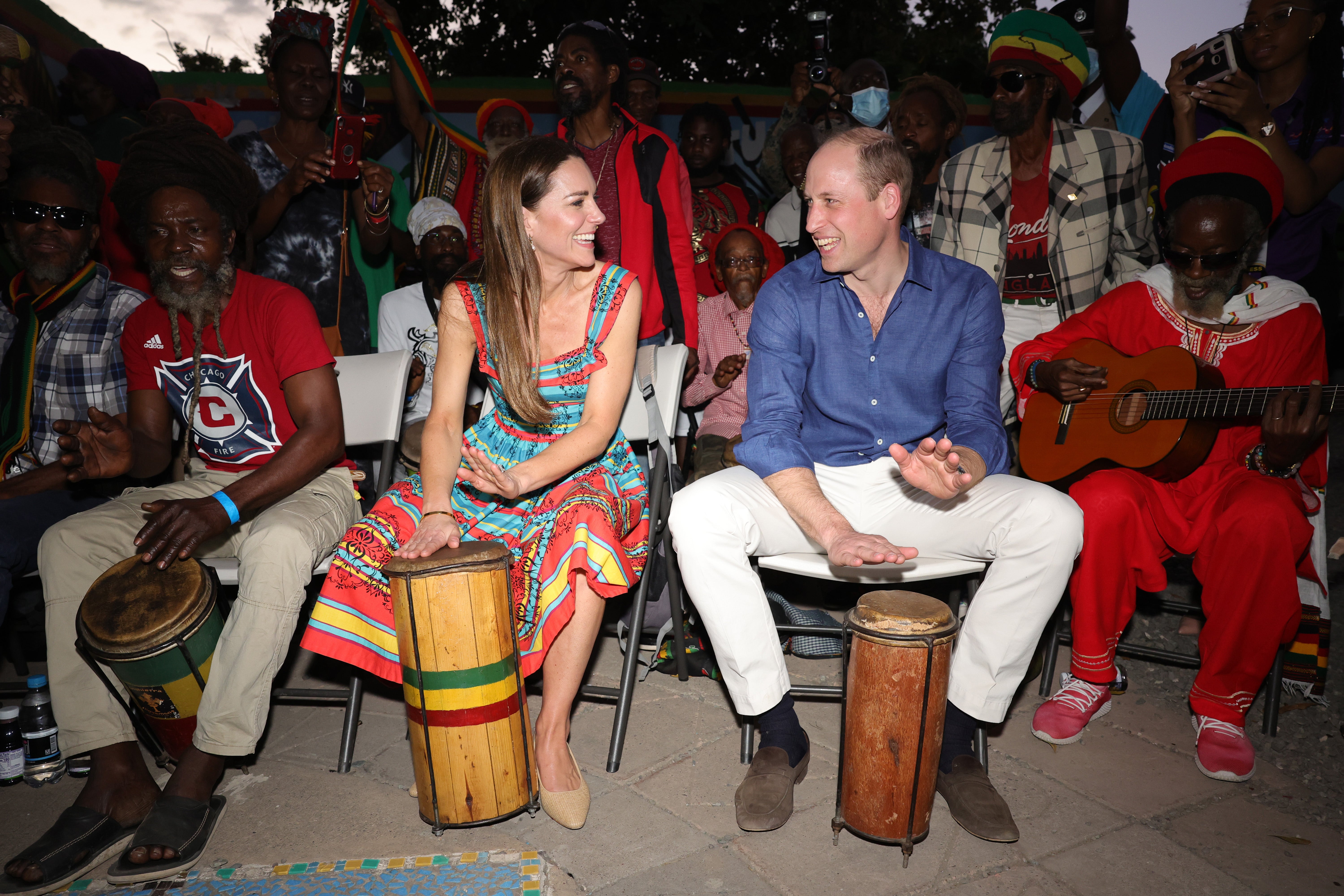 Kate Middleton y el príncipe William tocando los tambores en Jamaica