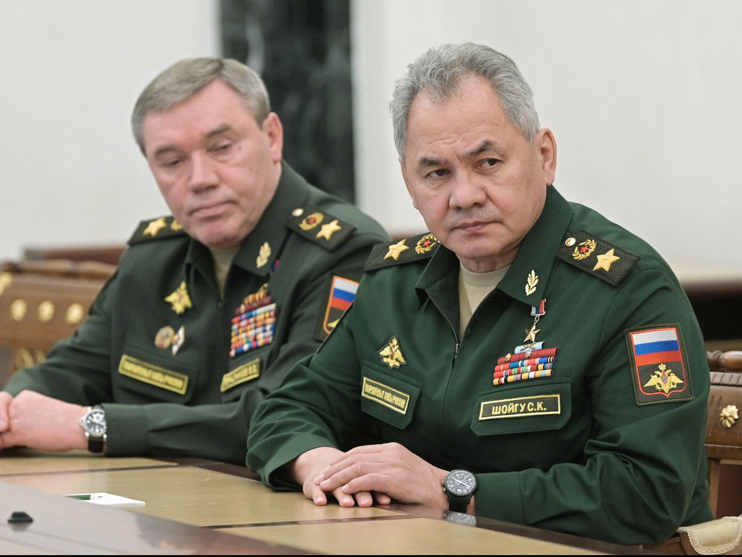 El ministro de defensa ruso, Sergei Shoigu (der), y el jefe del estado mayor, Valery Gerasimov, asisten a una reunión con el presidente ruso el 27 de febrero