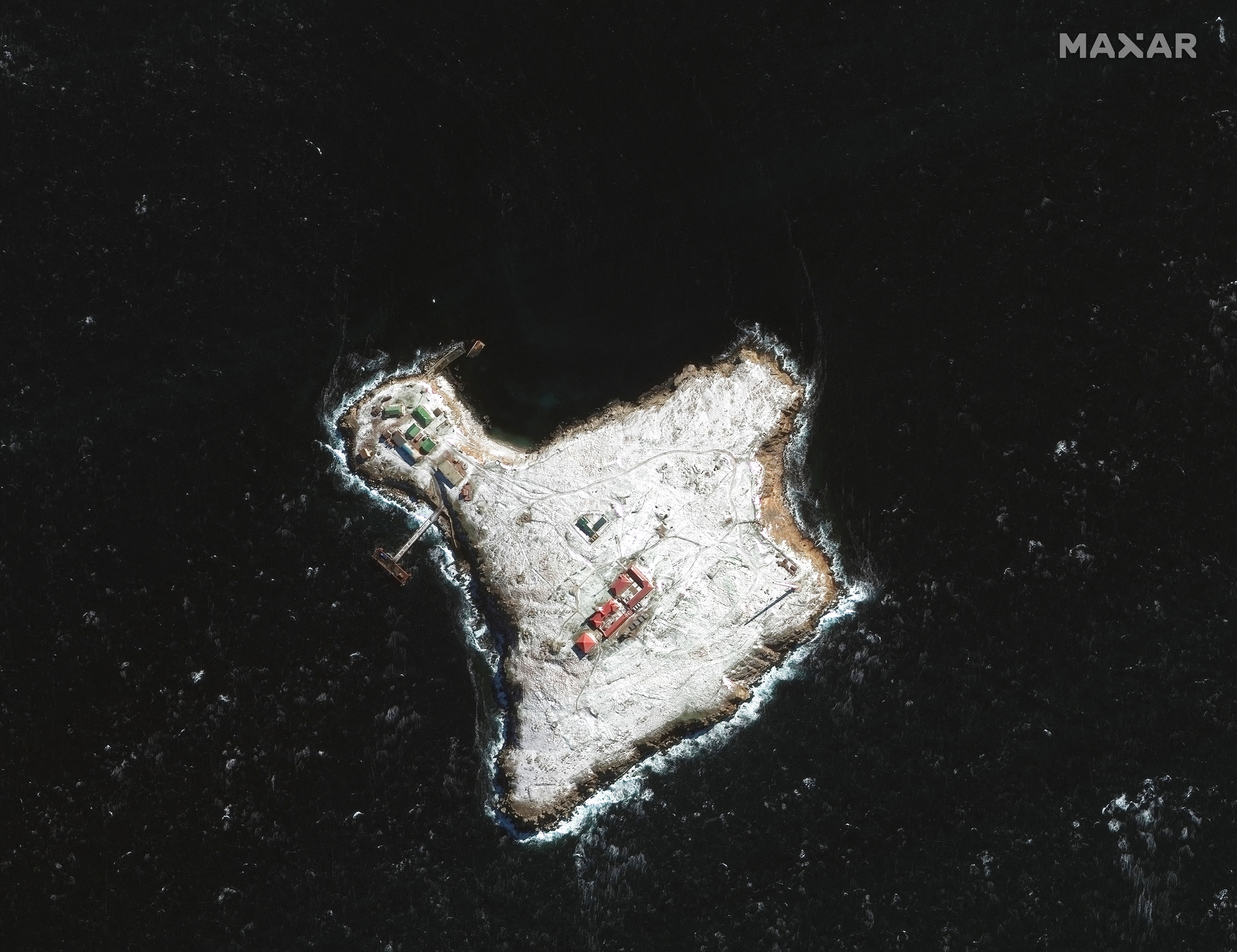 Una imagen de satélite muestra la Isla de la Serpiente antes de la invasión