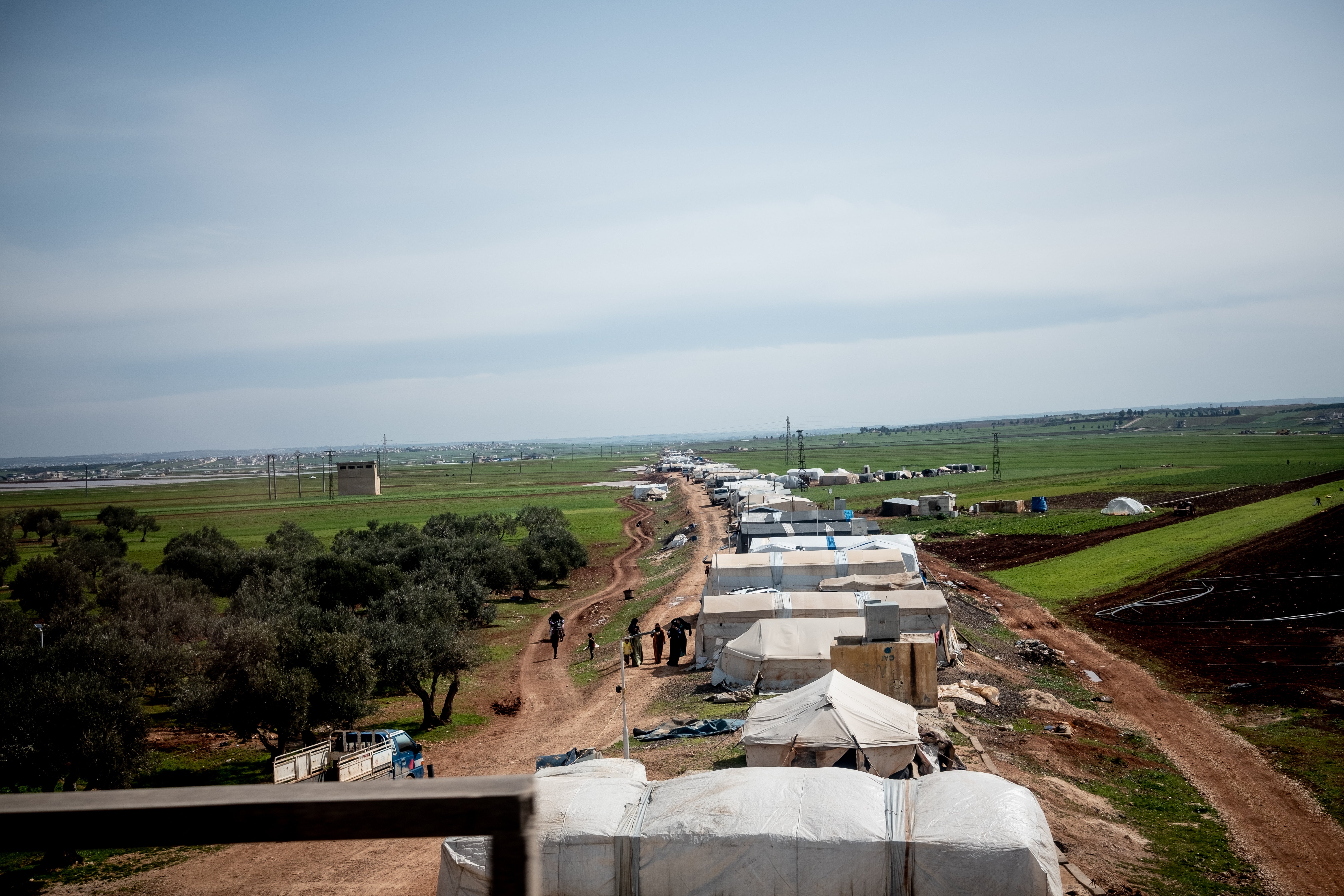Un campo de refugiados en el camino prinicipal entre Idlib y la frontera turca