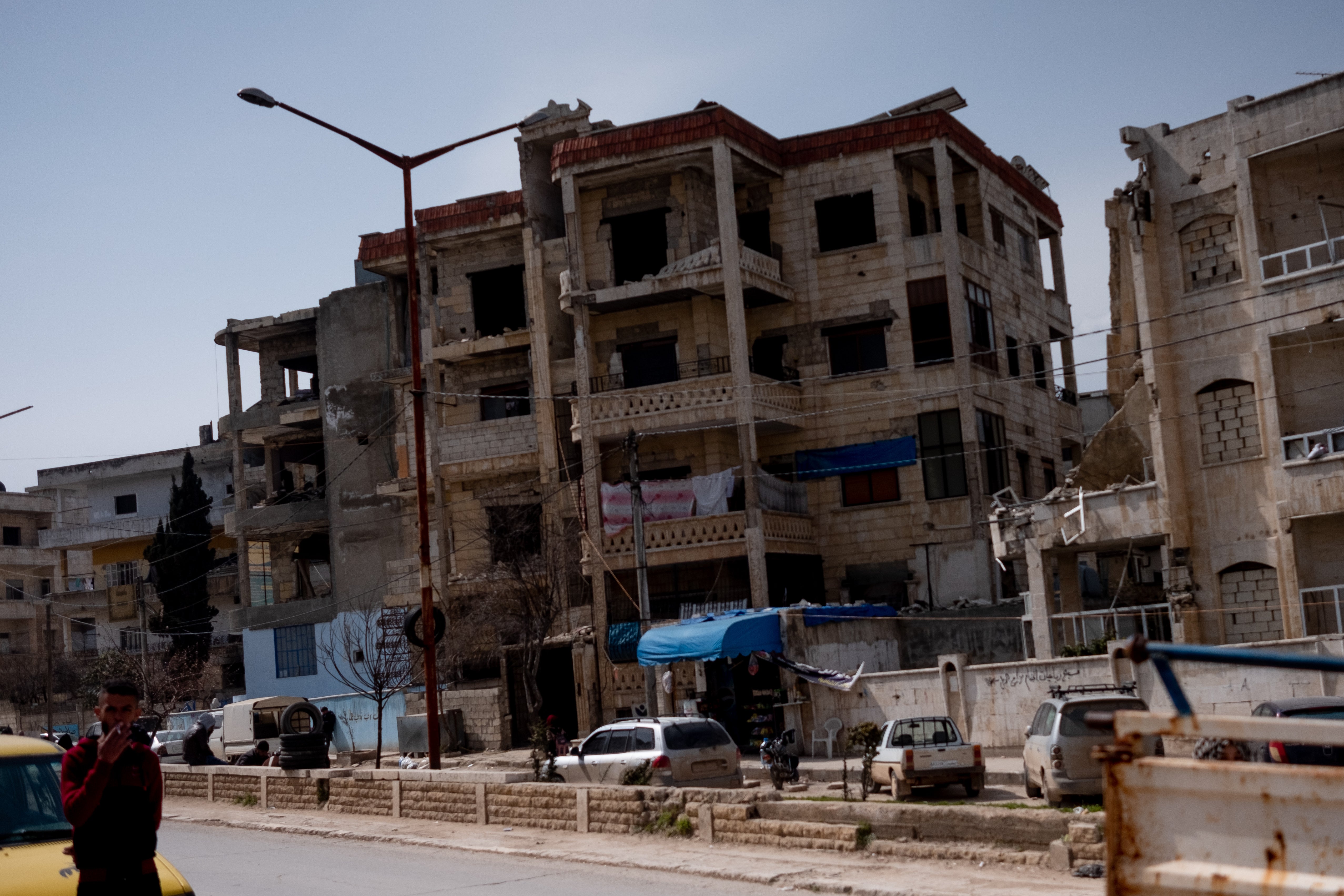 Vista a pie de calle de Idlib, mostrando el daño causado por la guerra