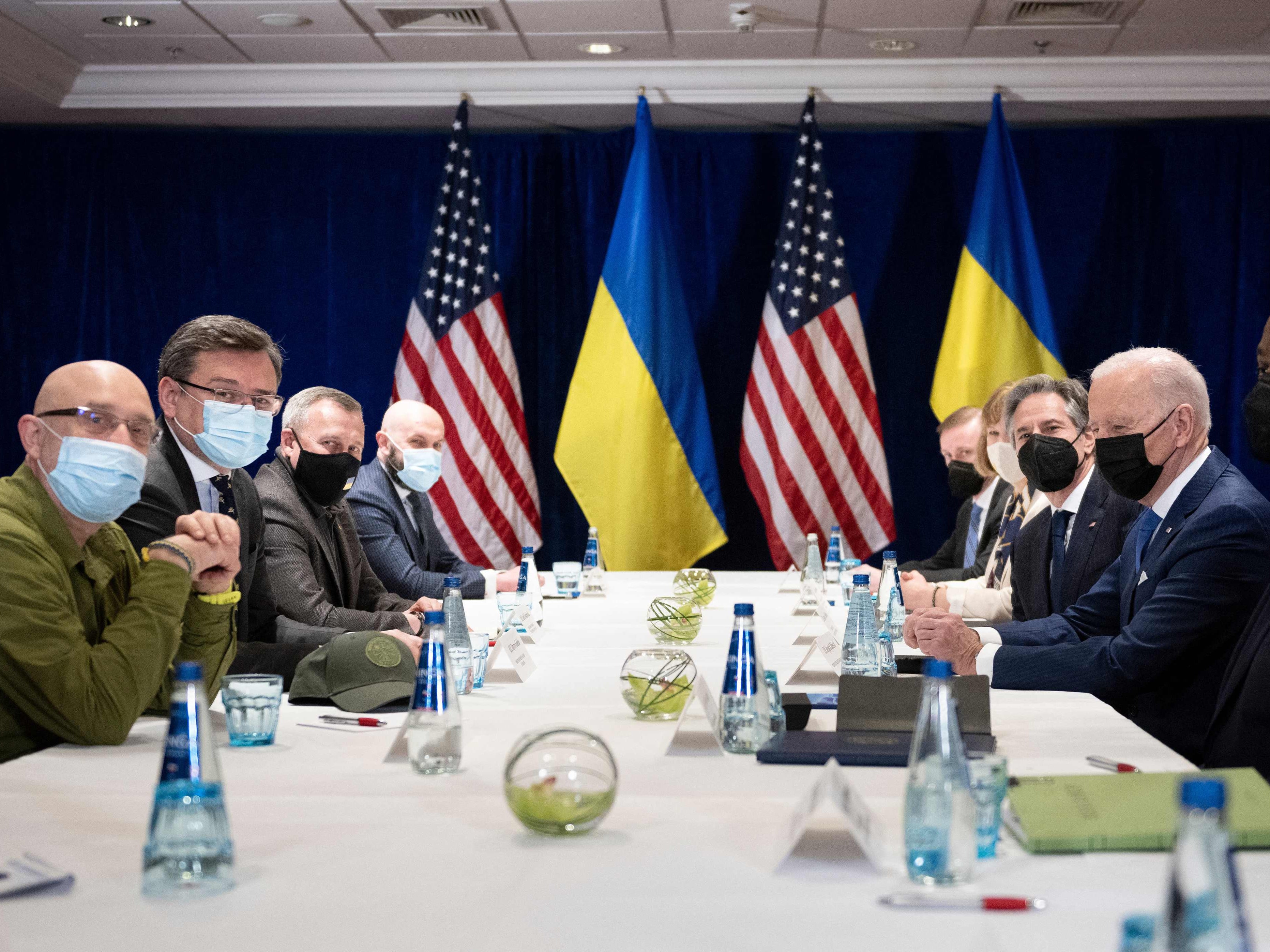 El presidente Biden (derecha) y el secretario de Estado de EE.UU. Antony Blinken (segundo a la derecha) se reúnen con el ministro de Asuntos Exteriores ucraniano Dmytro Kuleba (segundo a la izquierda) y el ministro de Defensa Oleksii Reznikov (izquierda) en Varsovia