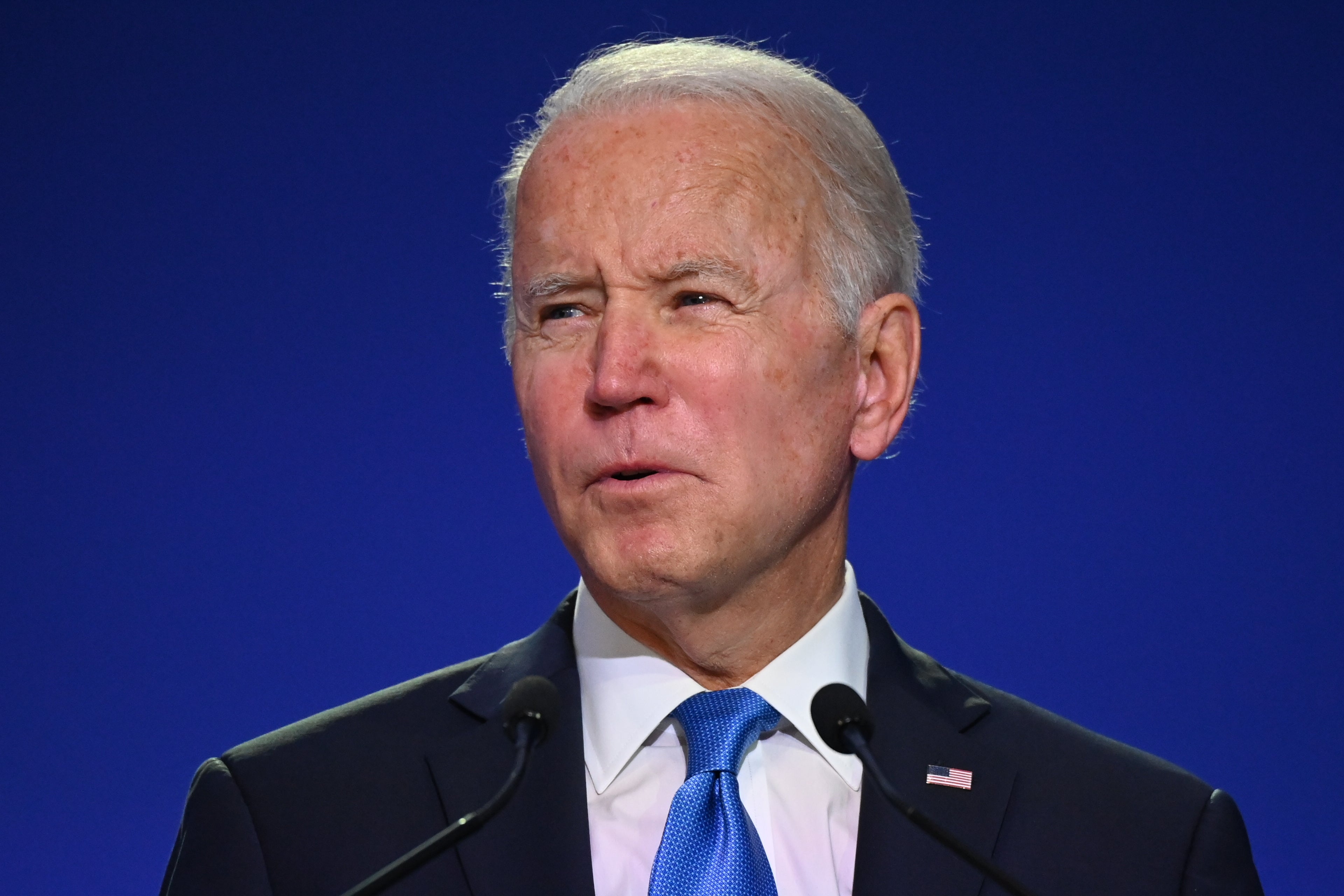 Biden hace un aparente llamado a destituir a Putin; Casa Blanca se apresura a aclararlo