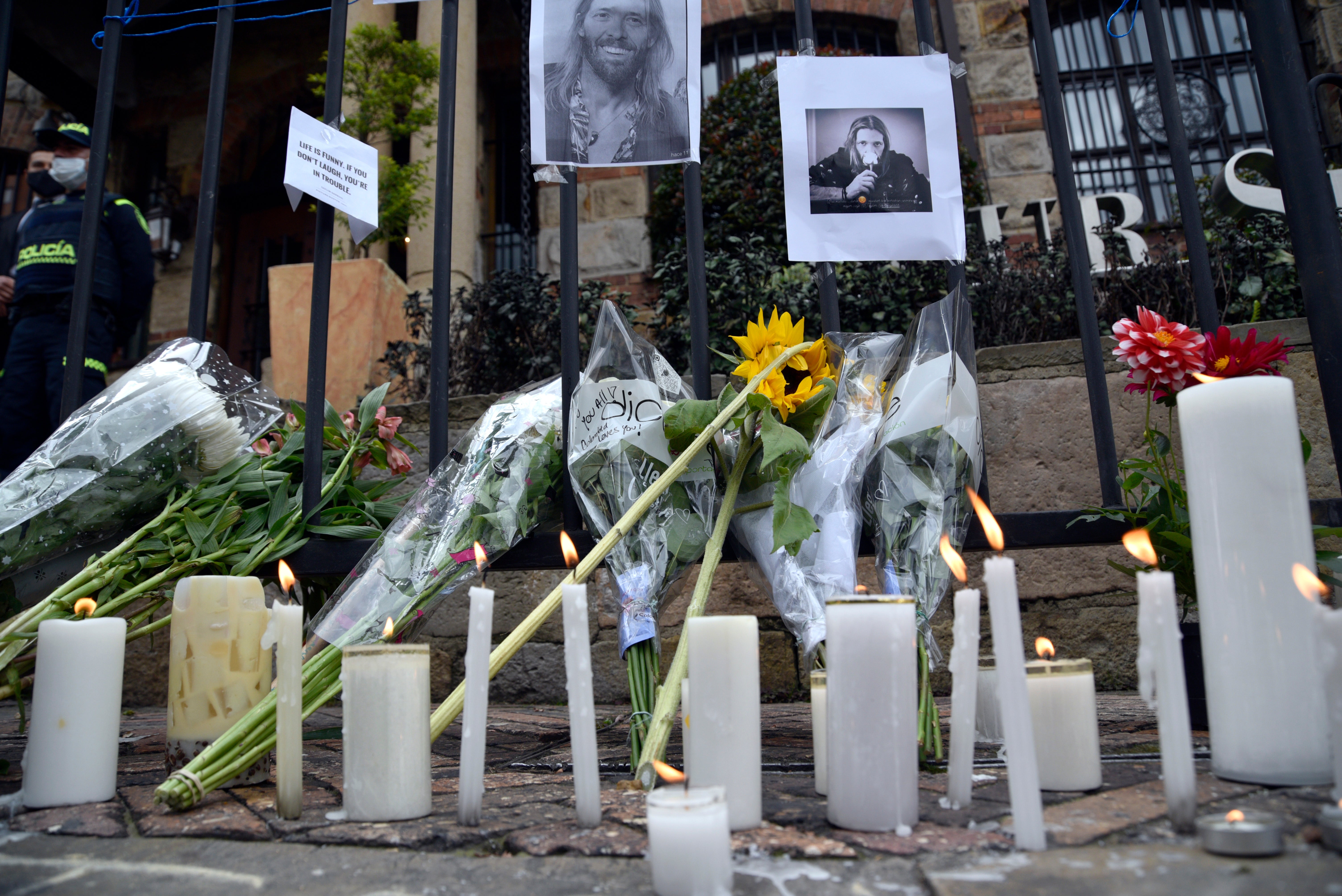 Los fans depositan flores frente al hotel Casa Medina, donde Hawkins fue encontrado muerto